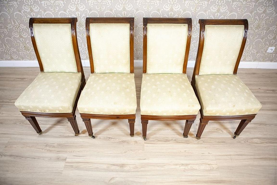 Satz von vier Mahagoni-Stühlen mit weißer Polsterung, um 1880 im Zustand „Gut“ im Angebot in Opole, PL