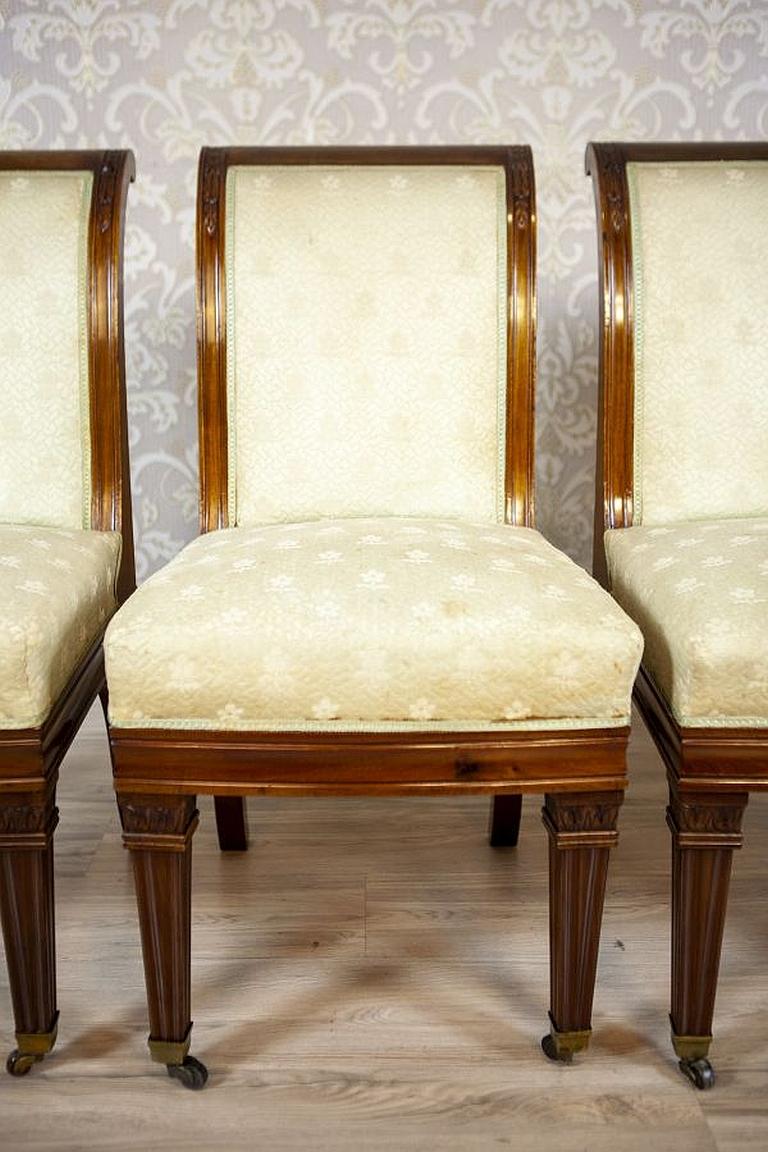 Satz von vier Mahagoni-Stühlen mit weißer Polsterung, um 1880 (Spätes 19. Jahrhundert) im Angebot