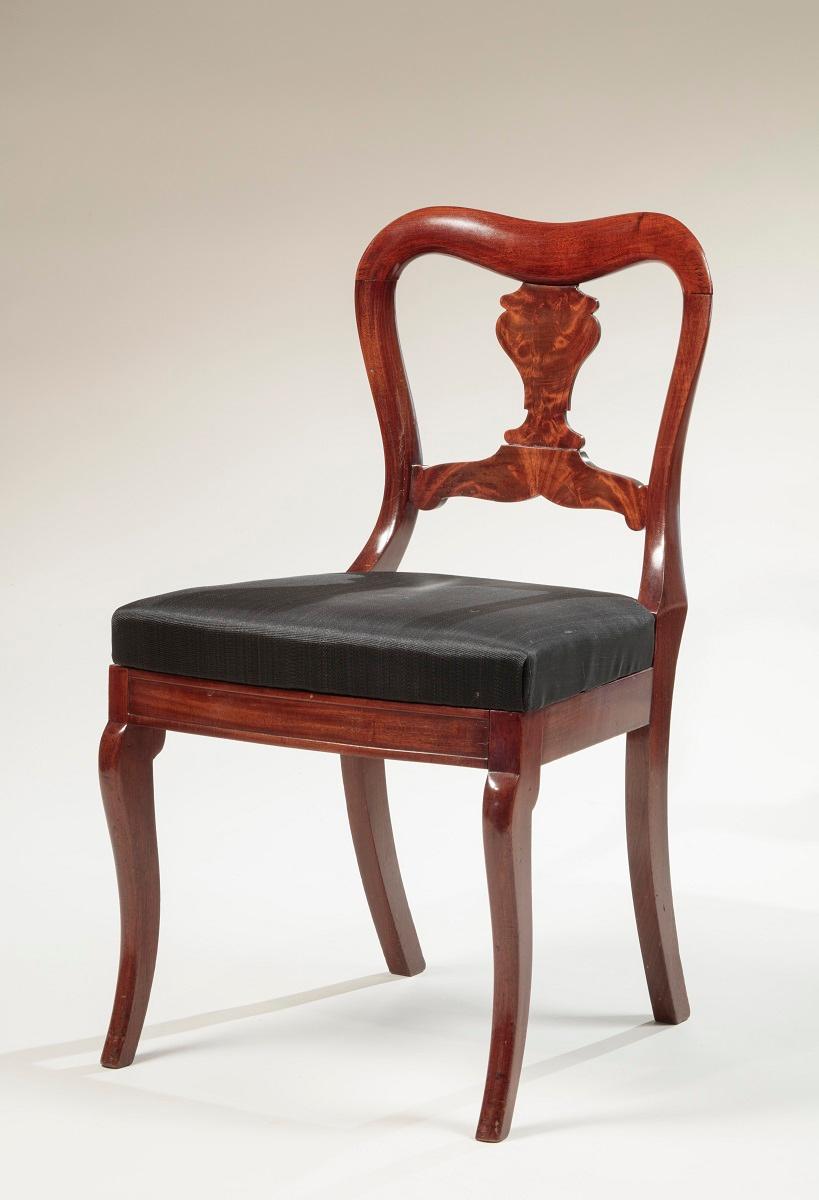 Set of four Restauration mahogany dining chairs
In the Manner of Duncan Phyfe (1770-1854) or D. Phyfe & Sons (active 1837-1840)
New York, 1835-1840

Each with yoke-shaped crest rail and vase-shaped splat above an upholstered slip seat and bowed