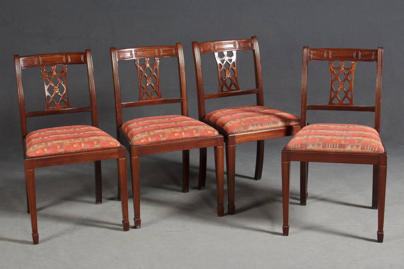 Satz von vier Mahagoni-Esszimmerstühlen im Stil von Georg III. (Frühes 20. Jahrhundert) im Angebot