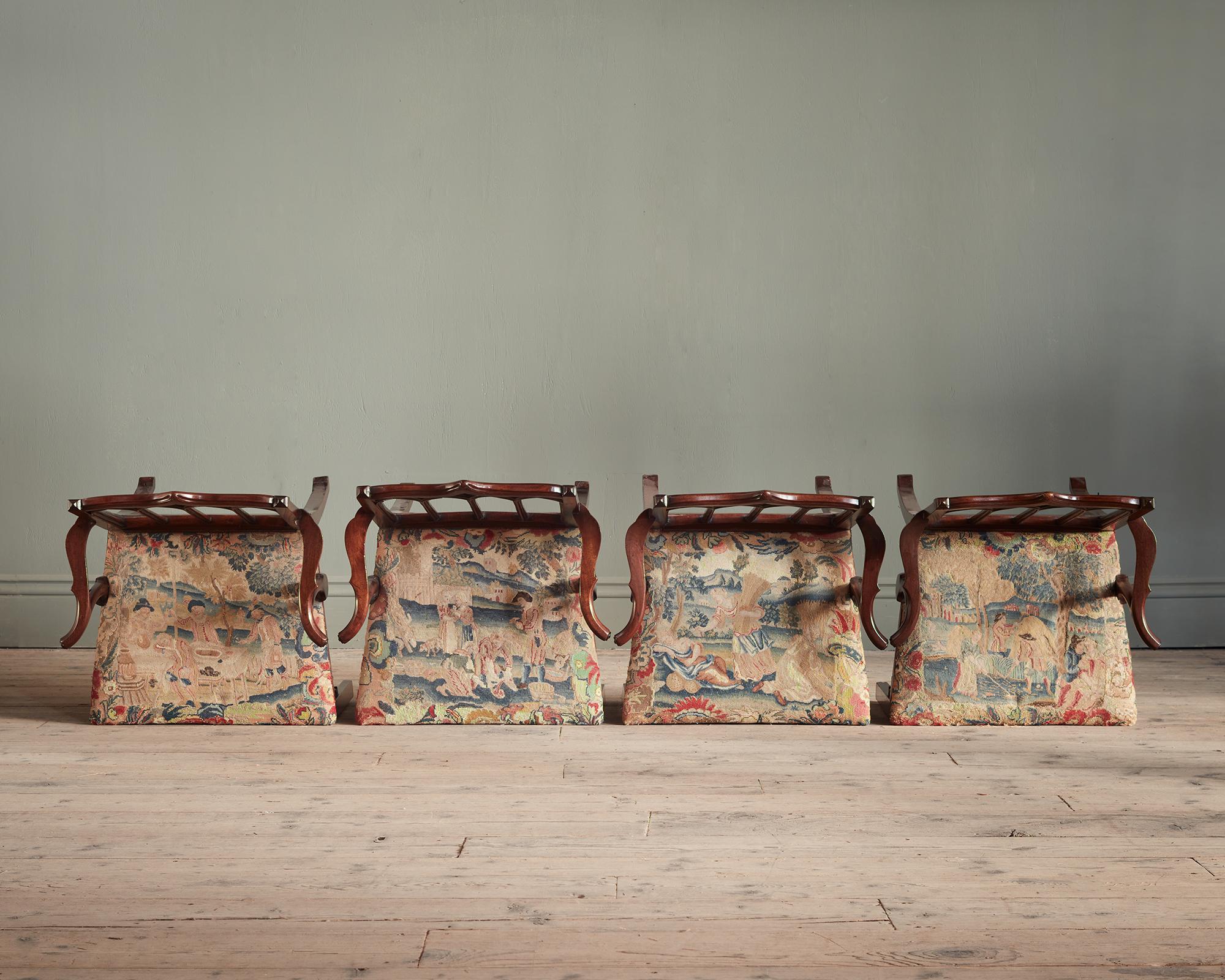 Anglais Ensemble de quatre fauteuils gothiques George III en acajou, avec sièges originaux travaillés à l'aiguille en vente