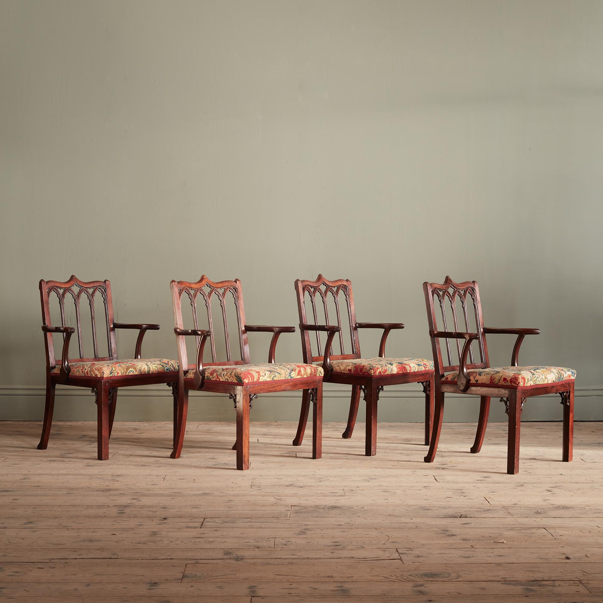 Sculpté à la main Ensemble de quatre fauteuils gothiques George III en acajou, avec sièges originaux travaillés à l'aiguille en vente