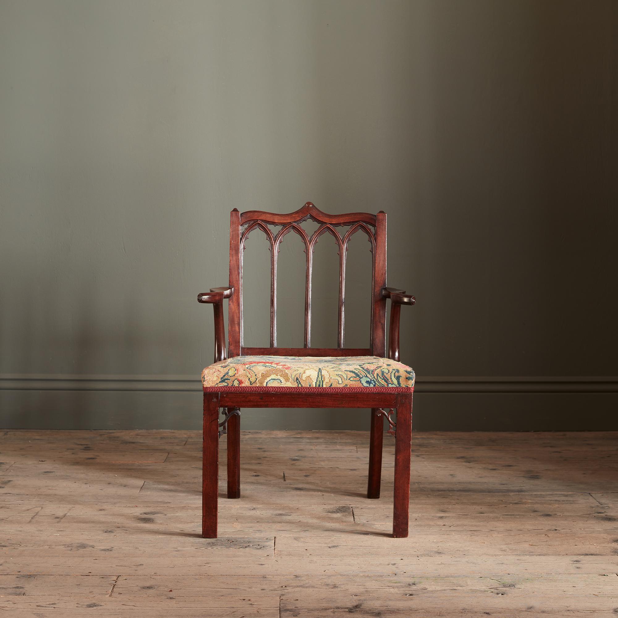 Ensemble de quatre fauteuils gothiques George III en acajou, avec sièges originaux travaillés à l'aiguille Bon état - En vente à London, GB