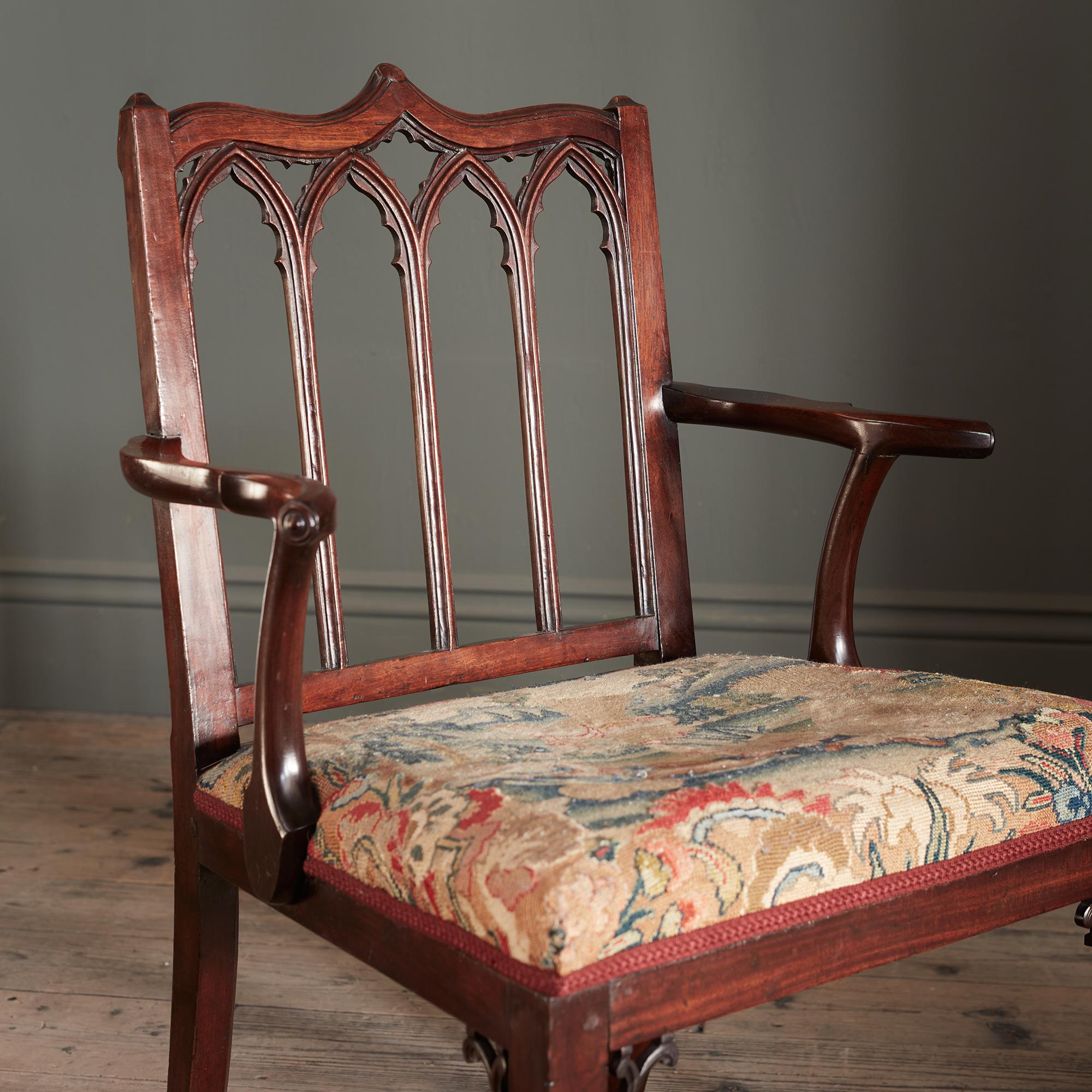 XIXe siècle Ensemble de quatre fauteuils gothiques George III en acajou, avec sièges originaux travaillés à l'aiguille en vente