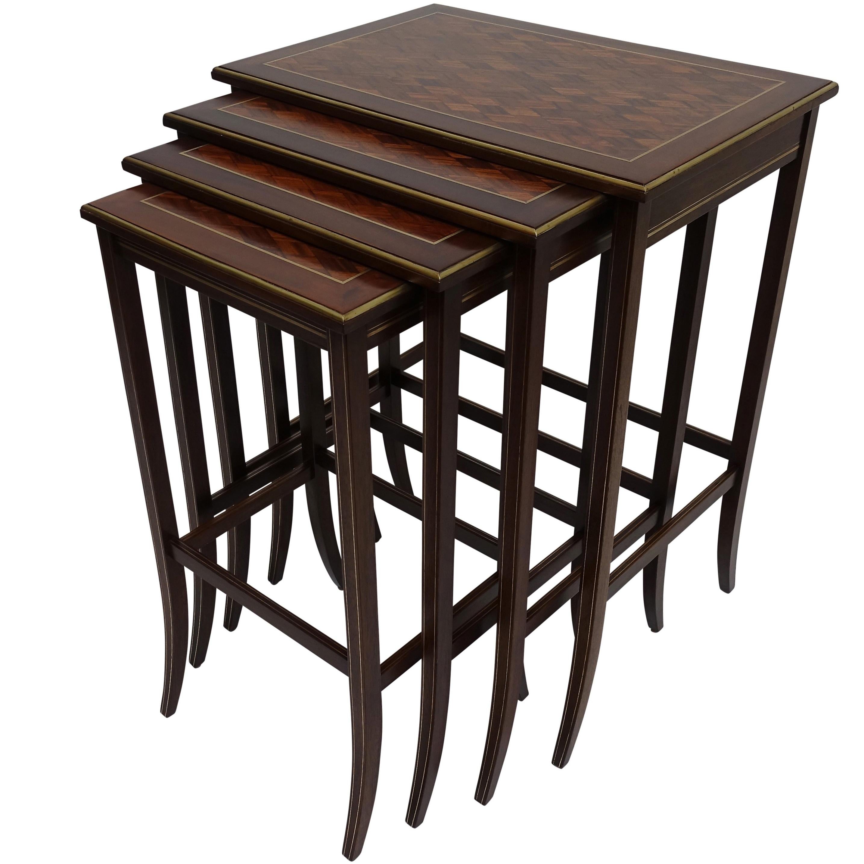 Ensemble de quatre tables gigognes en acajou avec incrustation et garniture en laiton, milieu du 20ème siècle en vente