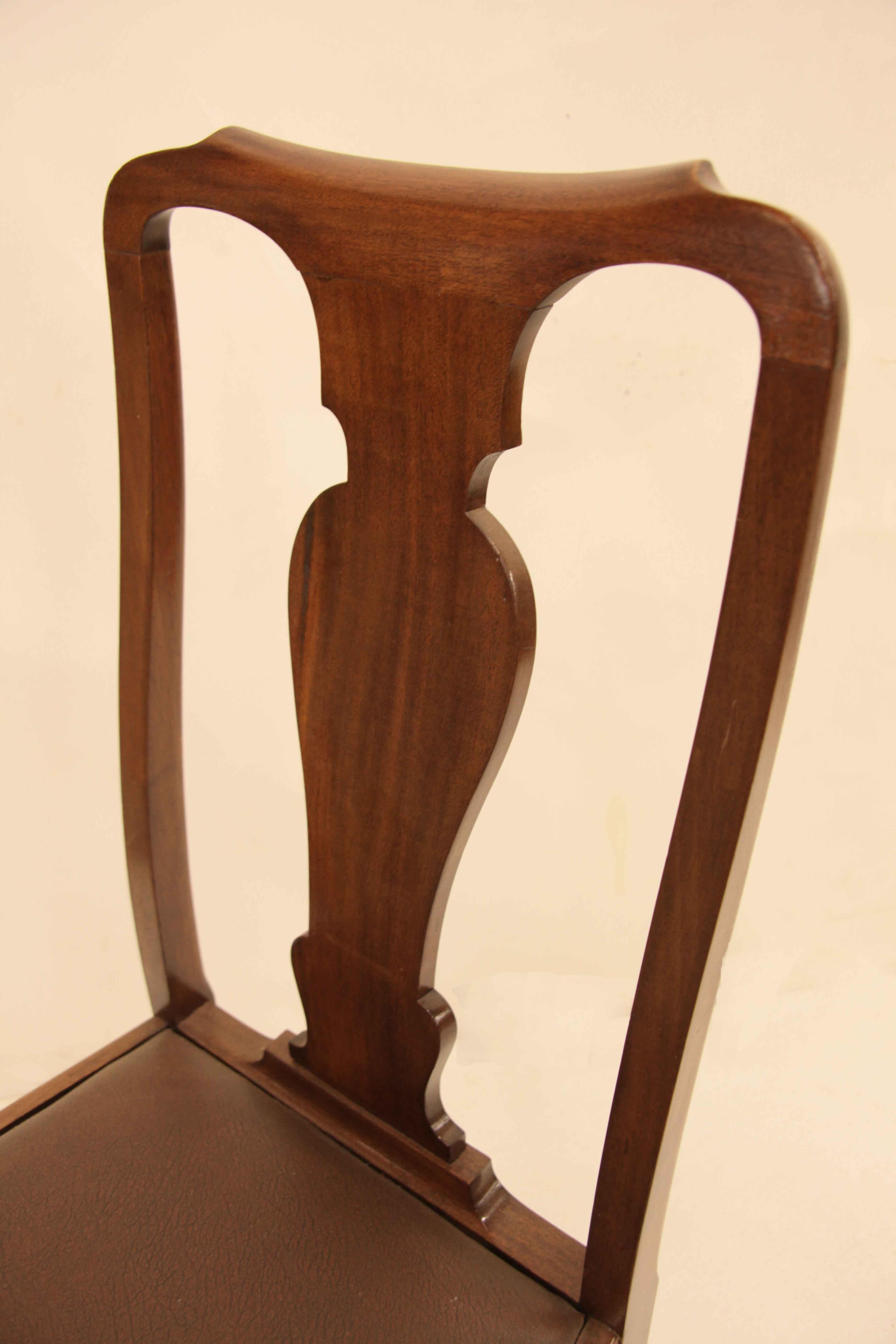 Satz von vier Stühlen im Queen Anne-Stil aus Mahagoni im Zustand „Gut“ im Angebot in Wilson, NC