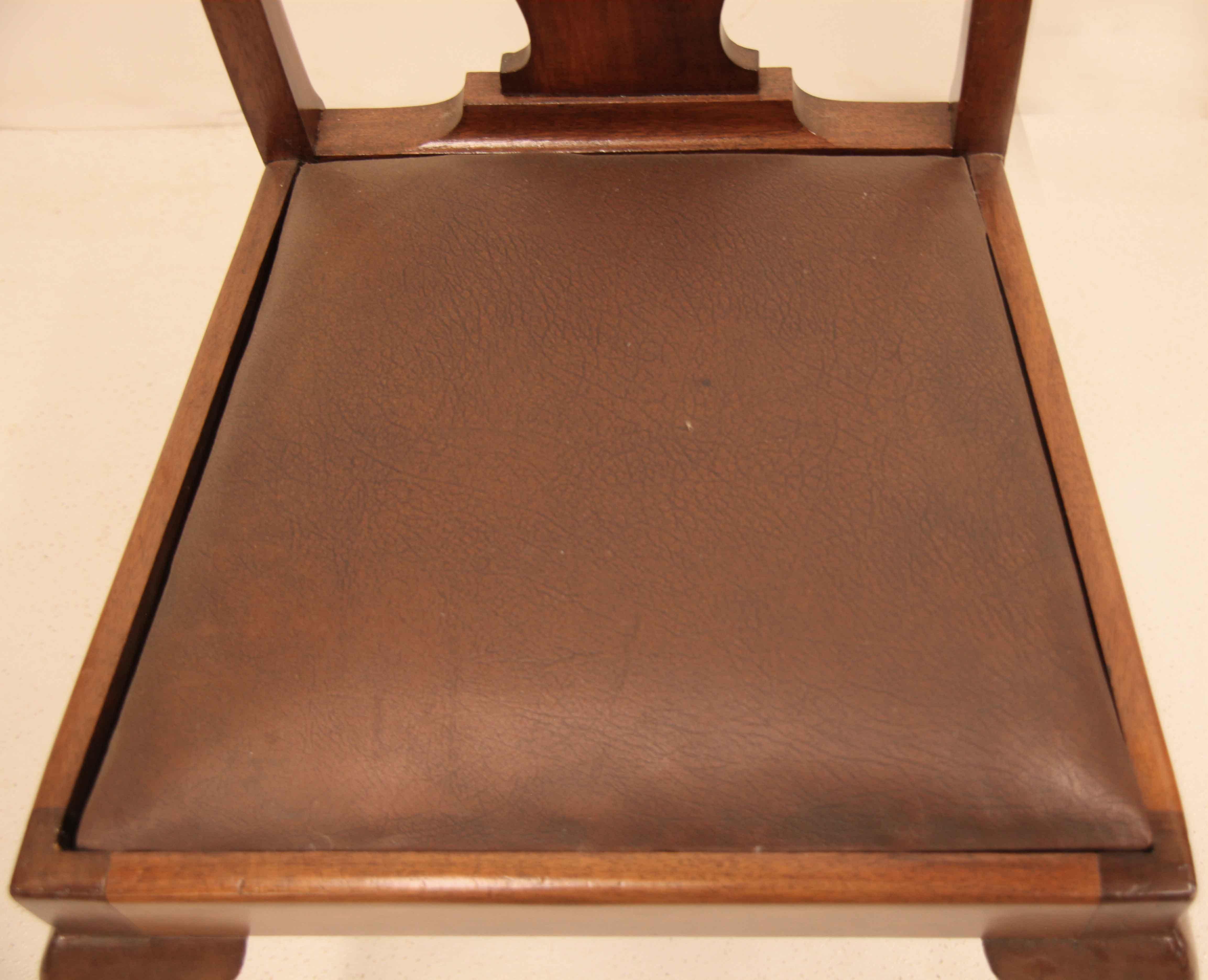 Satz von vier Stühlen im Queen Anne-Stil aus Mahagoni (Spätes 19. Jahrhundert) im Angebot