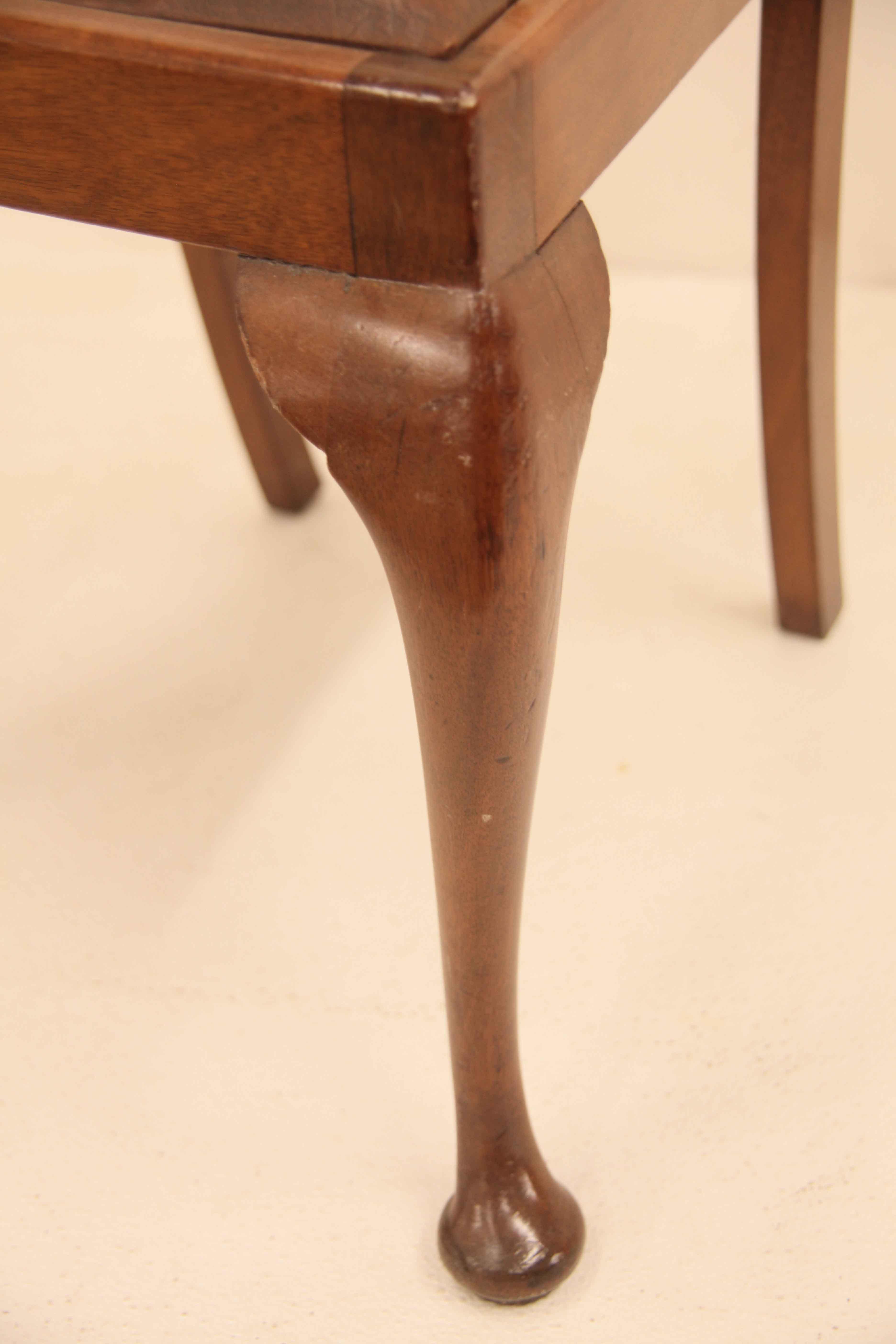 Satz von vier Stühlen im Queen Anne-Stil aus Mahagoni (Stoff) im Angebot
