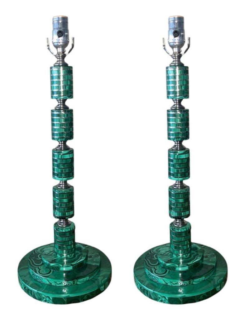 Elegant ensemble de quatre lampes de table fabriquées en Italie dans les années 1970, présentant des corps cylindriques empilés en malachite, accentués par des ferrures en nickel poli. La riche malachite verte avec ses veines naturelles offre une
