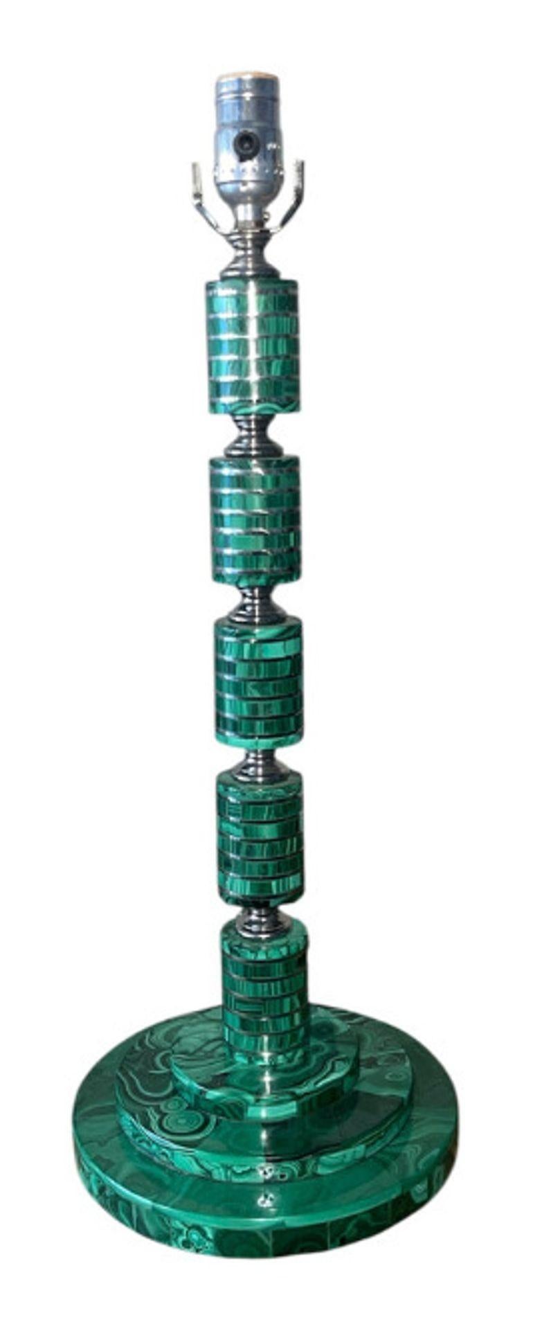 italien Ensemble de quatre lampes de table en malachite avec détails en nickel, Italie, années 1970. en vente