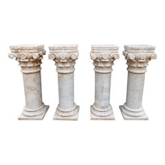 Ensemble de quatre colonnes en marbre avec chapiteaux sculptés