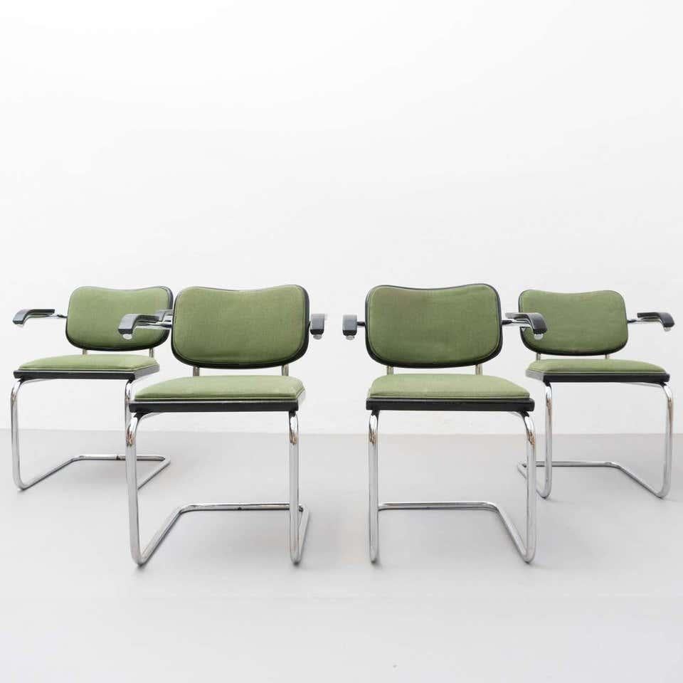 Ensemble de quatre fauteuils, modèle Cesca, conçu par Marcel Breuer.
Fabriqué par Gavina, vers 1970.

Châssis, siège et dossier en tube de métal avec un nouveau rembourrage ajouté ultérieurement.
A l'origine, l'assise et le dossier étaient en