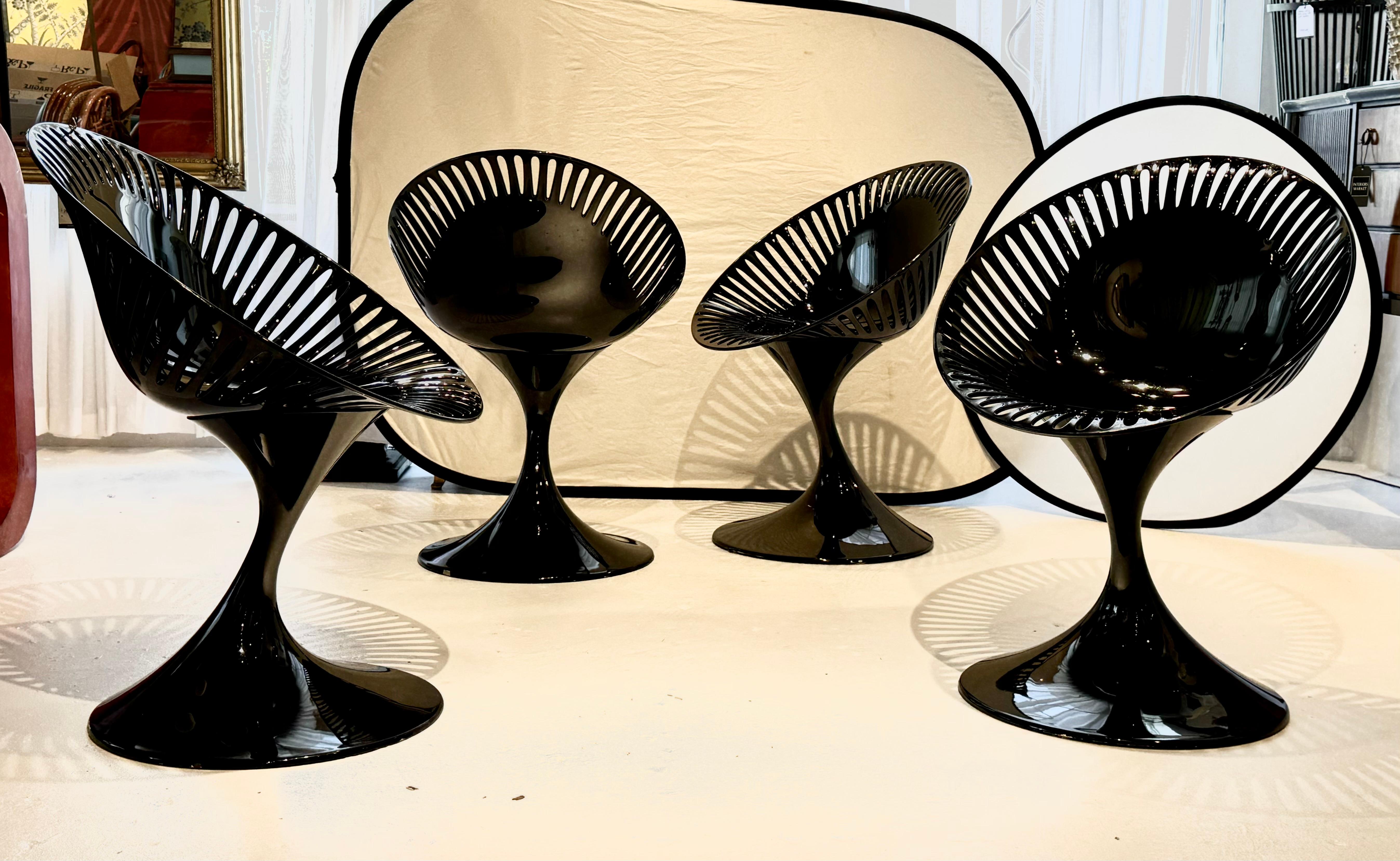 Vintage Modern Dining Chairs, Set of Four, designed by architect Marcello Ziliani for Casprini. Made in Italy. 

The satellite shaped chair has a sculptural design with a tulip base and comfortably molded seat of polypropylene. 

The chairs measure
