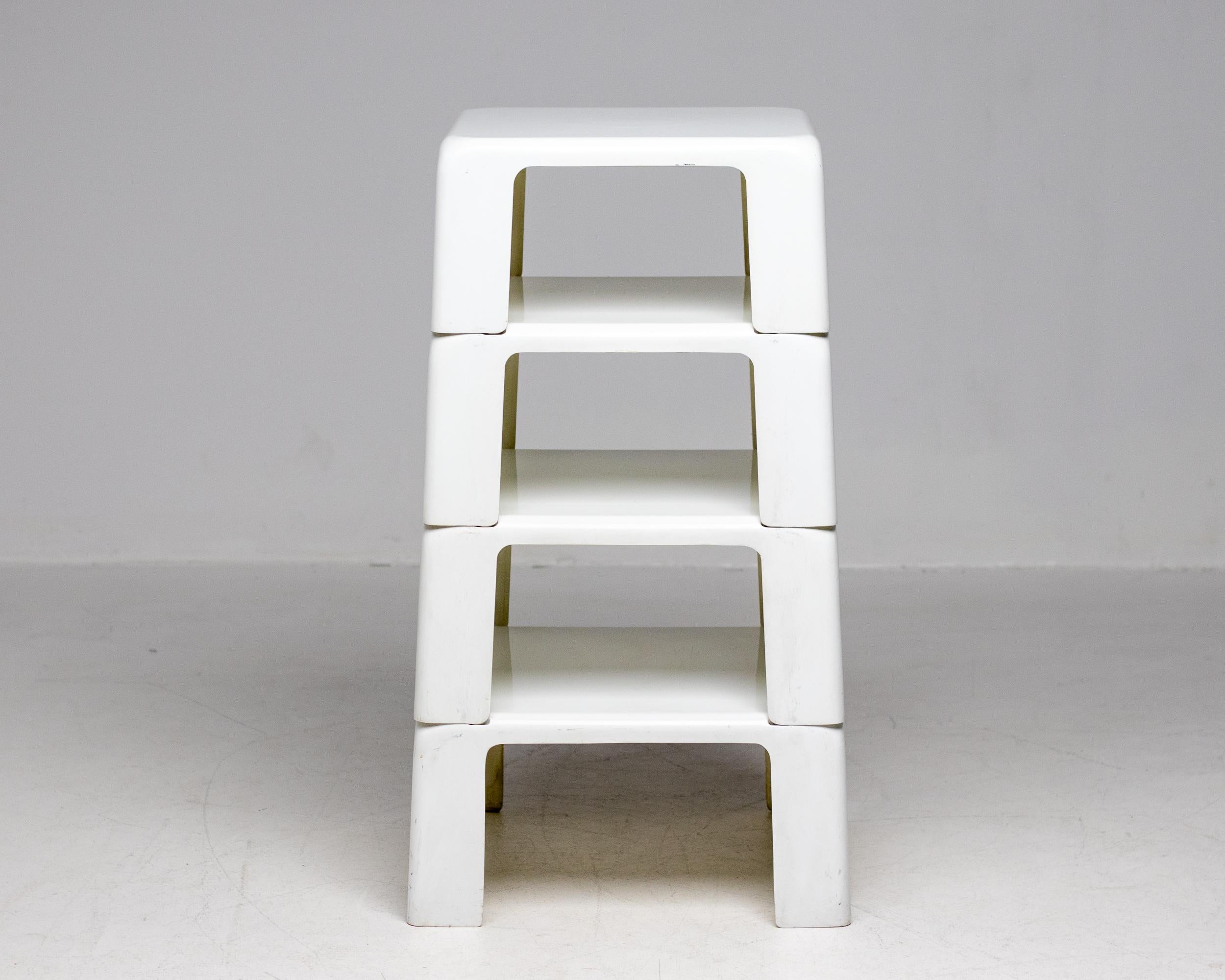 Dieses Set aus vier weißen Fiberglas-Tischen 