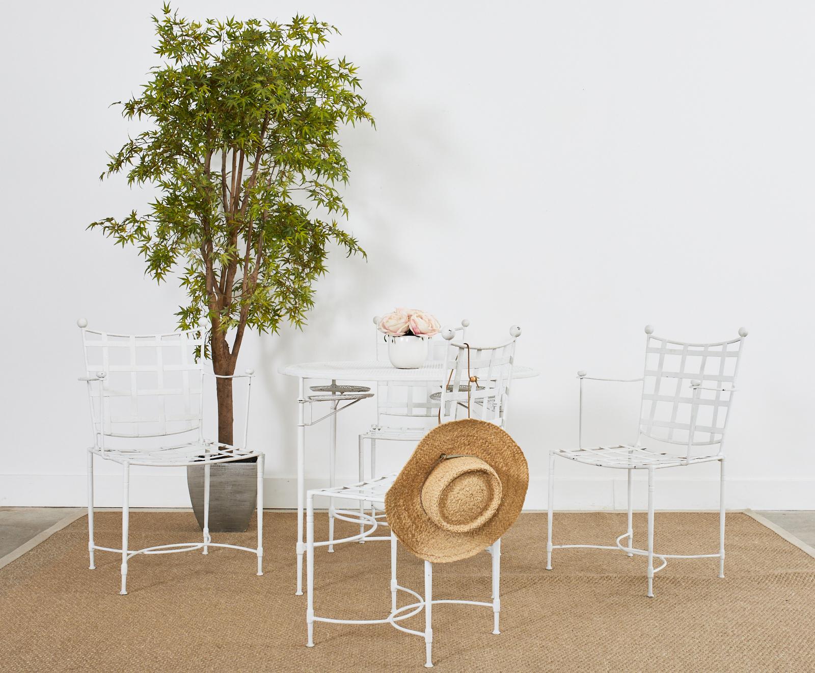 Ikonisches Mid-Century Modern Set mit vier Stühlen für Terrasse und Garten, entworfen von Mario Papperzini für John Salterini. Das Set besteht aus zwei Beistellstühlen und zwei Host-Sesseln mit einer Breite von 22 Zoll und einer Tiefe von 20,5 Zoll.