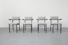 Ensemble de quatre fauteuils de style Martin Visser du milieu du siècle dernier, tapissés de gris tourterelle