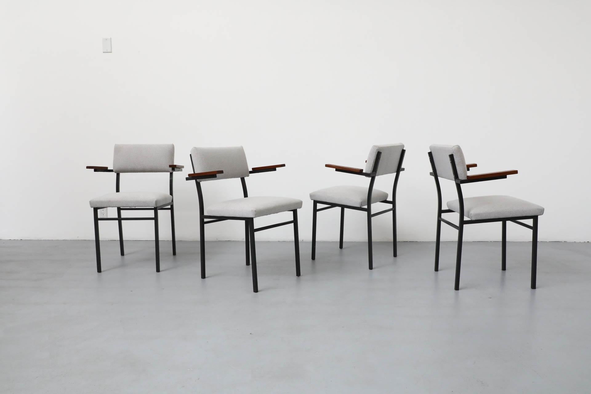 XX secolo Set di quattro poltrone di metà secolo in stile Martin Visser con tappezzeria grigio tortora in vendita