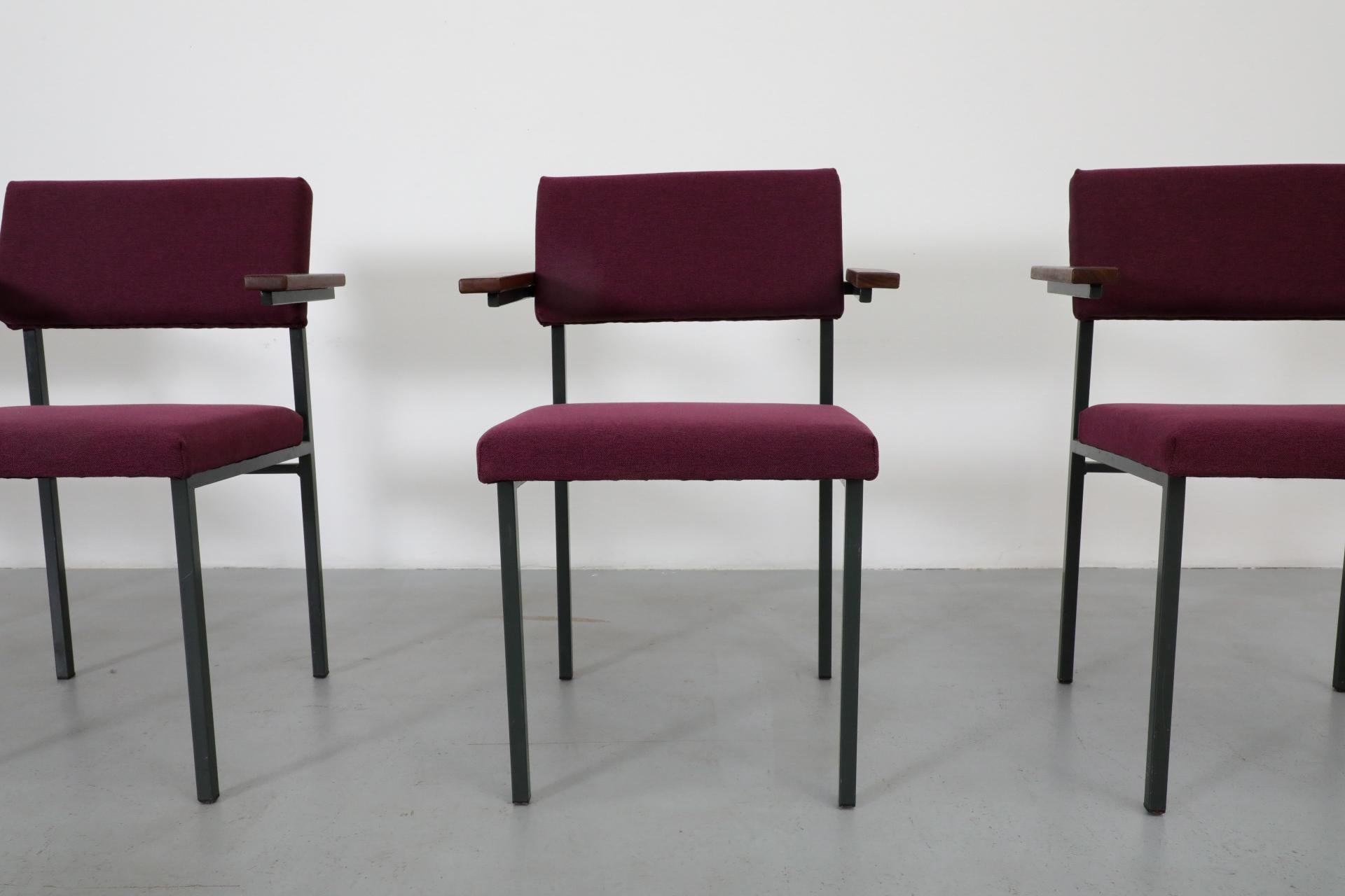 Set di quattro poltrone imbottite viola in stile Martin Visser con braccioli in teak in vendita 2