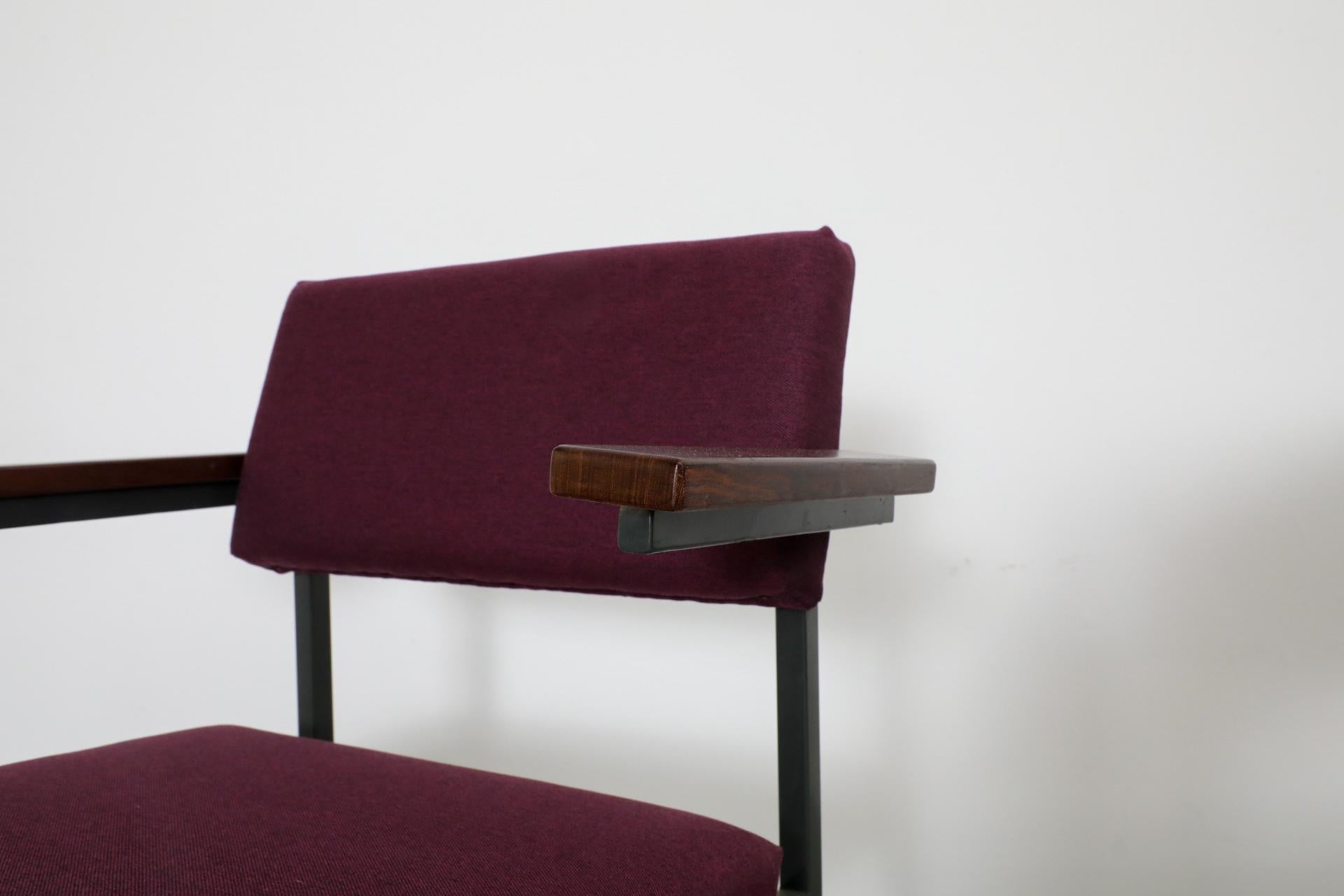 Set di quattro poltrone imbottite viola in stile Martin Visser con braccioli in teak in vendita 3