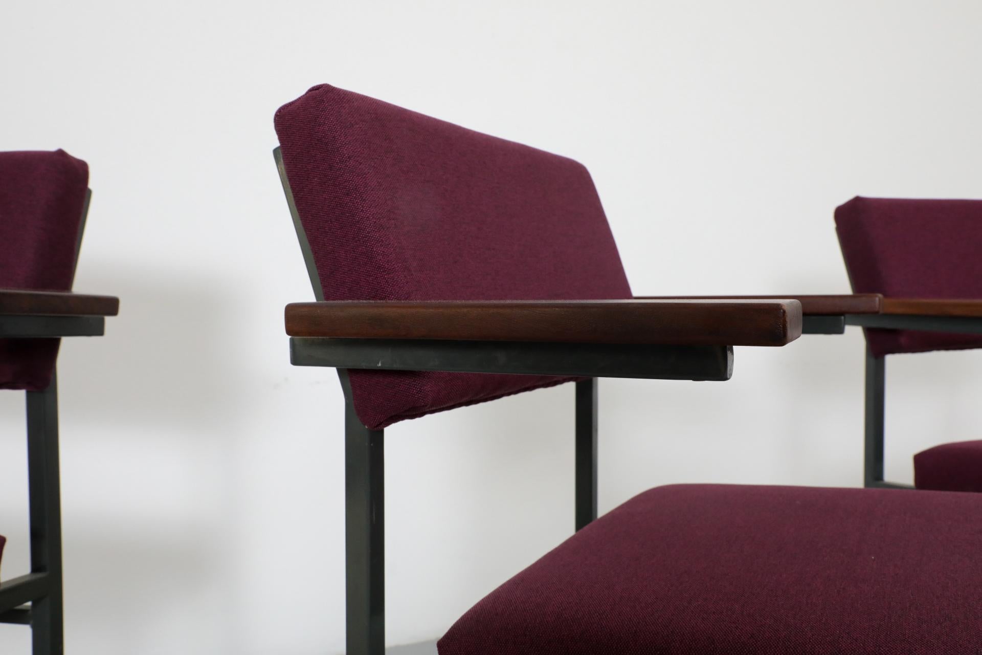 Set di quattro poltrone imbottite viola in stile Martin Visser con braccioli in teak in vendita 4
