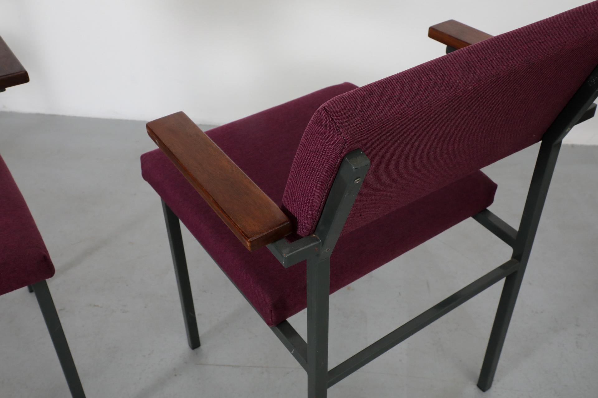 Set di quattro poltrone imbottite viola in stile Martin Visser con braccioli in teak in vendita 5