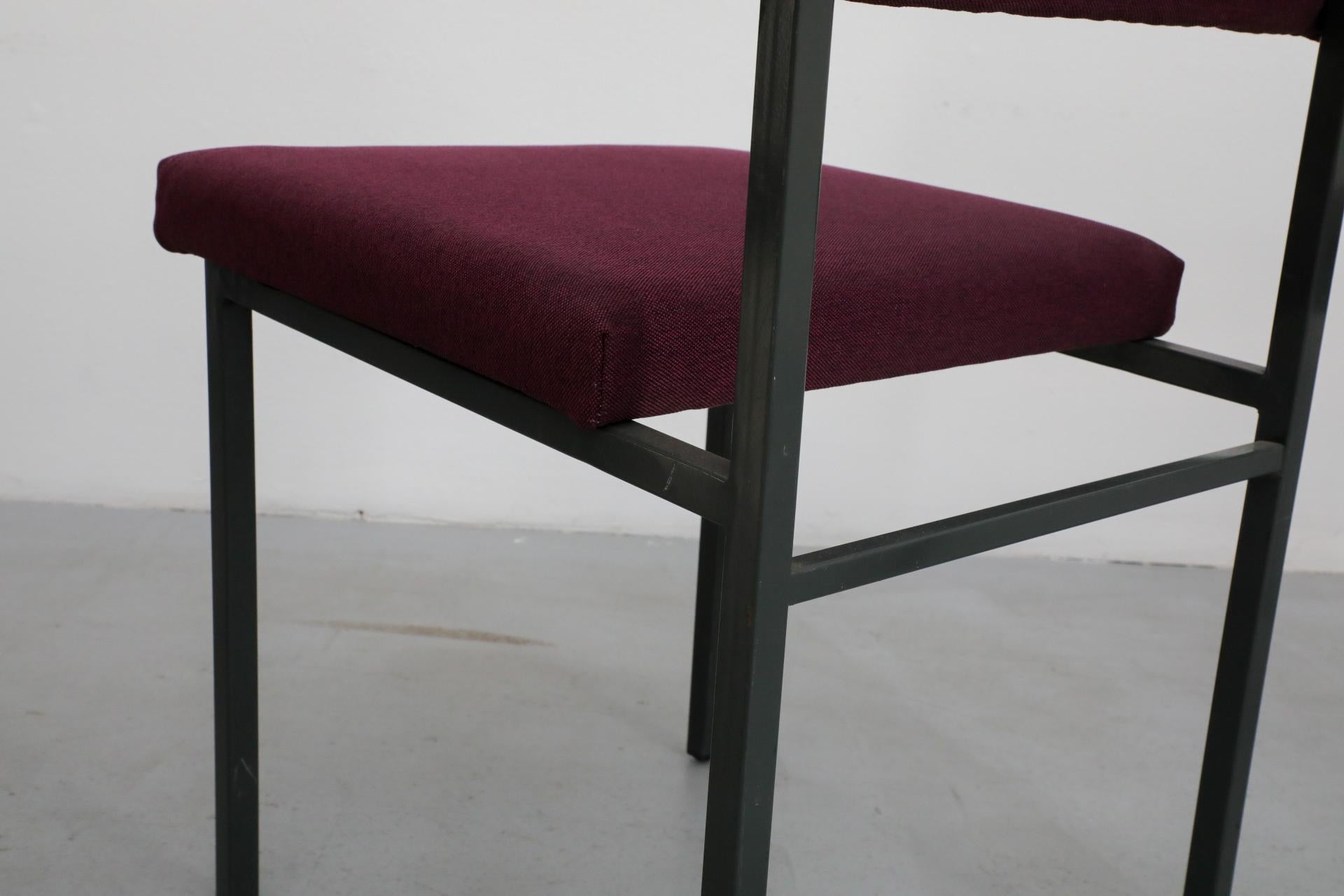 Set di quattro poltrone imbottite viola in stile Martin Visser con braccioli in teak in vendita 6