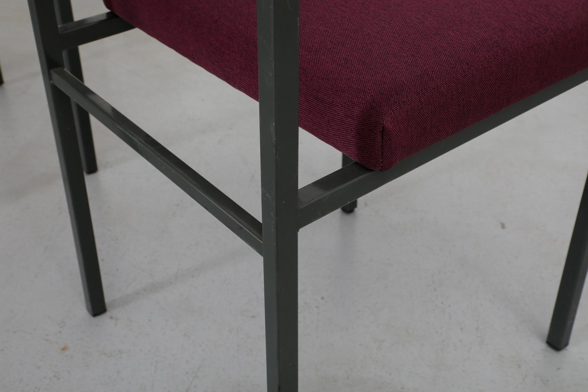 Set di quattro poltrone imbottite viola in stile Martin Visser con braccioli in teak in vendita 9