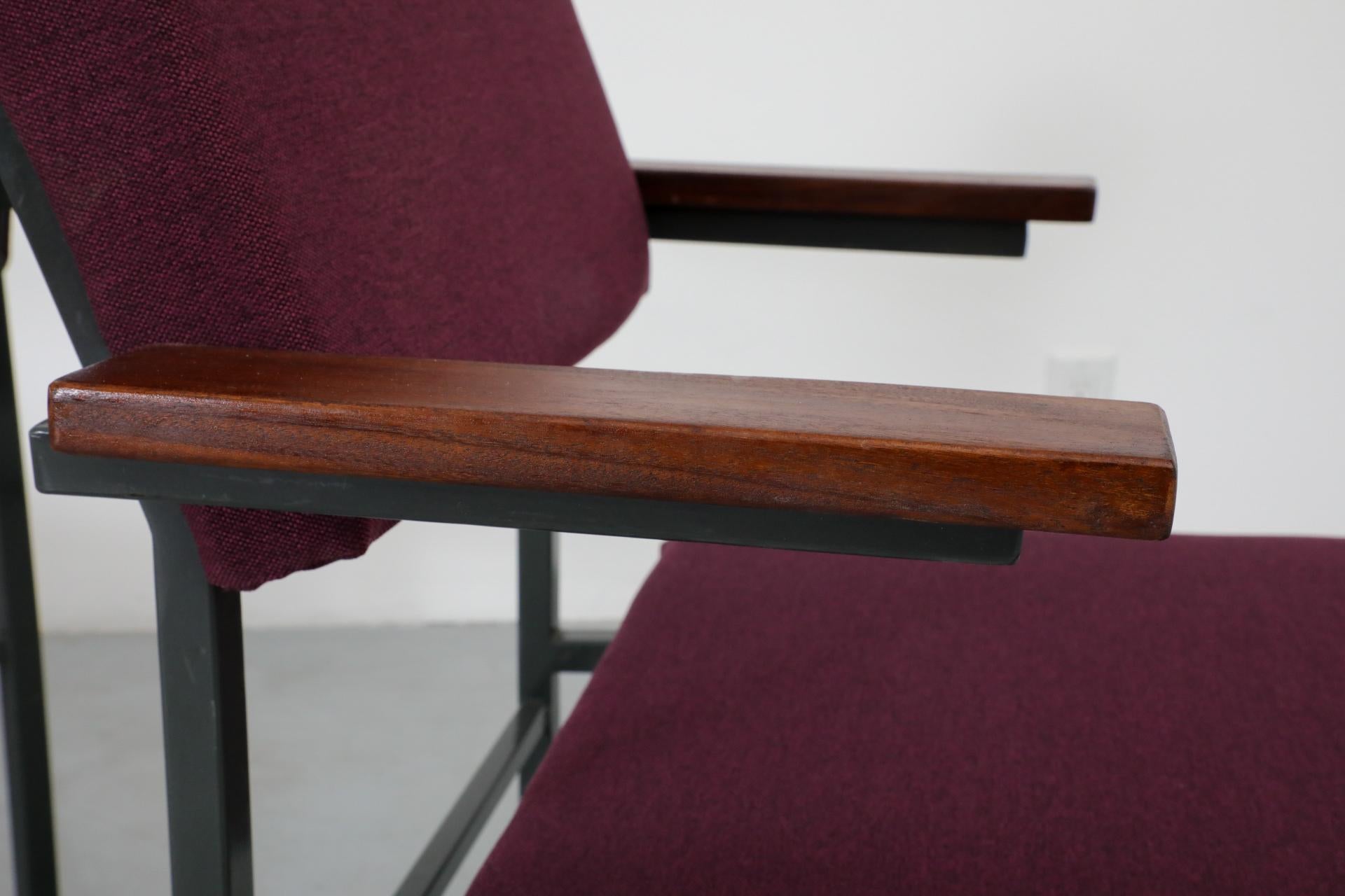 Set di quattro poltrone imbottite viola in stile Martin Visser con braccioli in teak in vendita 10