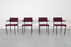 Ensemble de quatre fauteuils rembourrés violets de style Martin Visser avec accoudoirs en teck