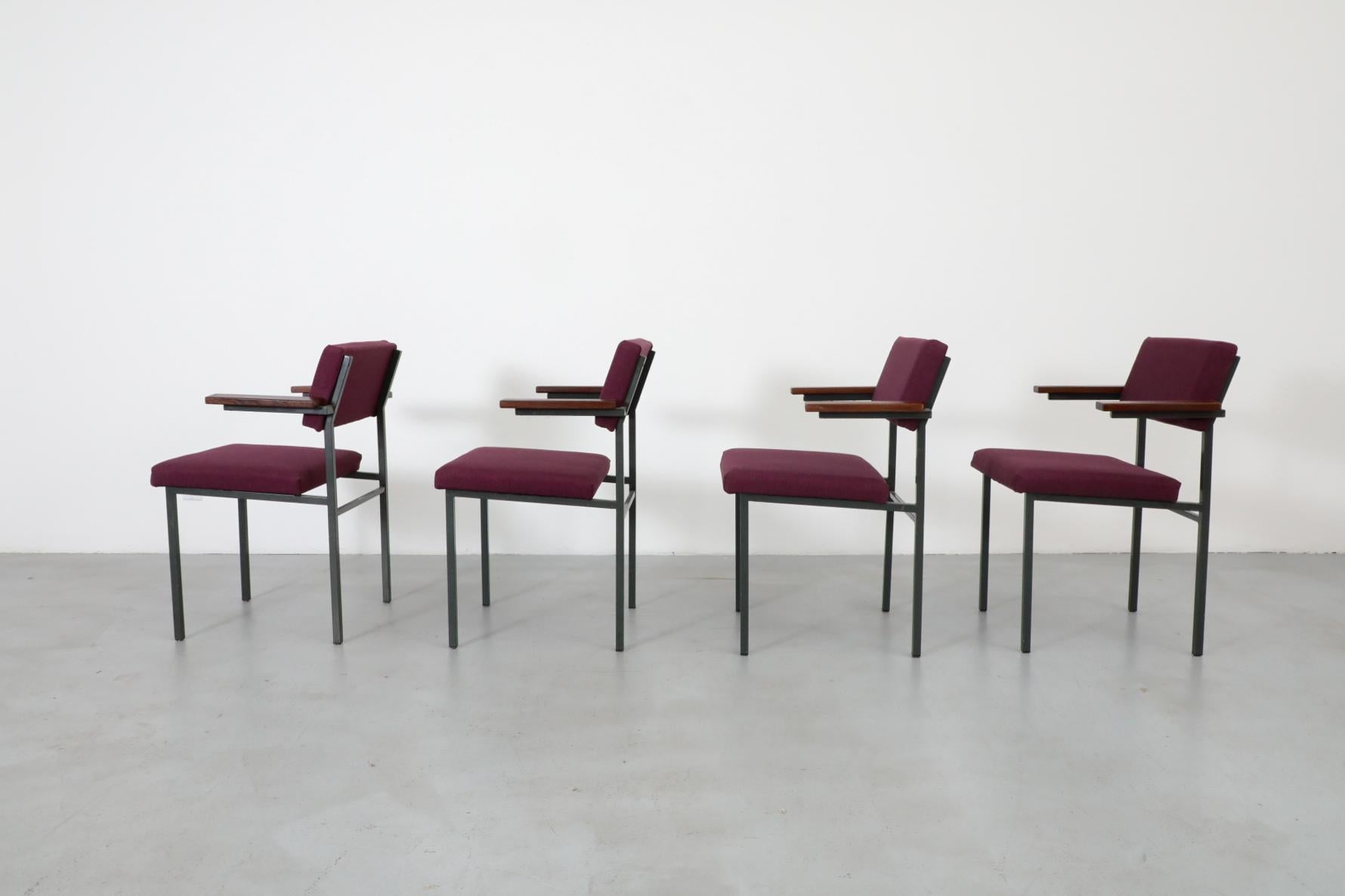 Olandese Set di quattro poltrone imbottite viola in stile Martin Visser con braccioli in teak in vendita