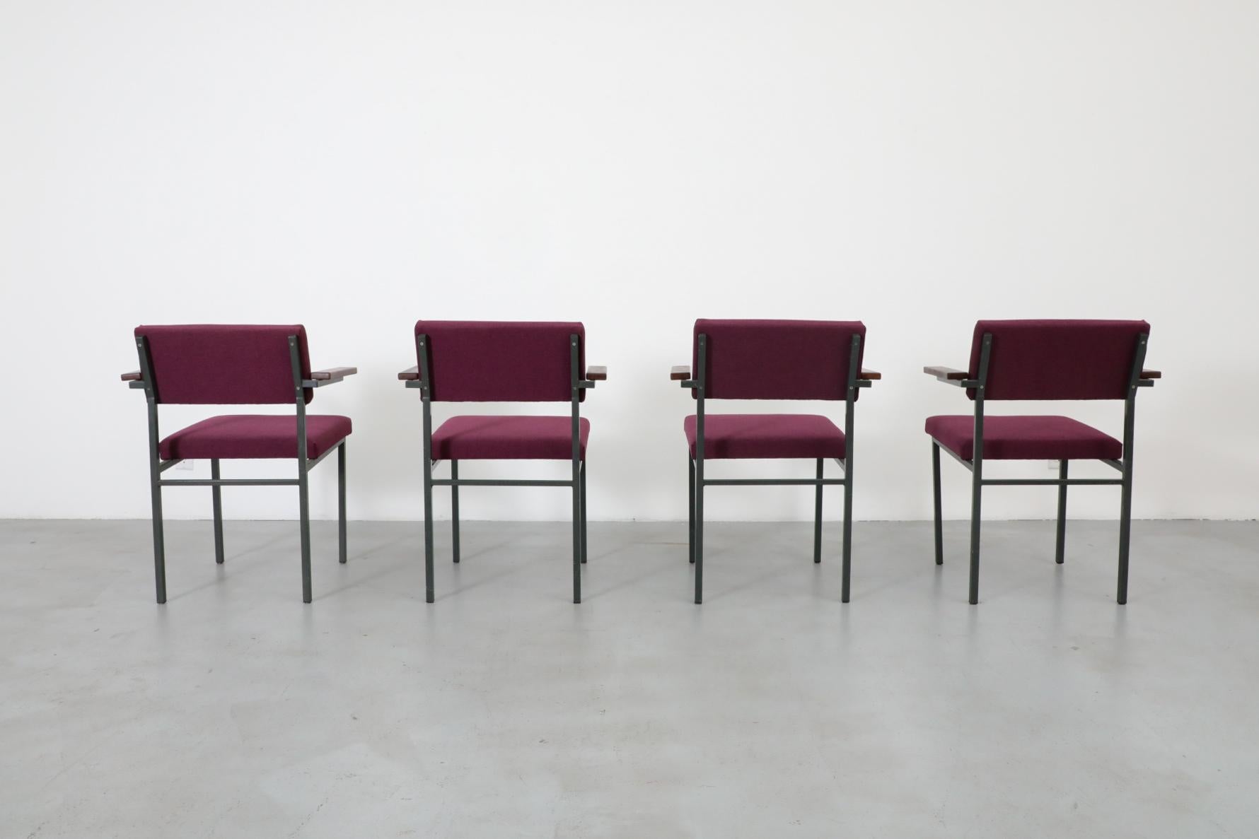 Set di quattro poltrone imbottite viola in stile Martin Visser con braccioli in teak In condizioni buone in vendita a Los Angeles, CA