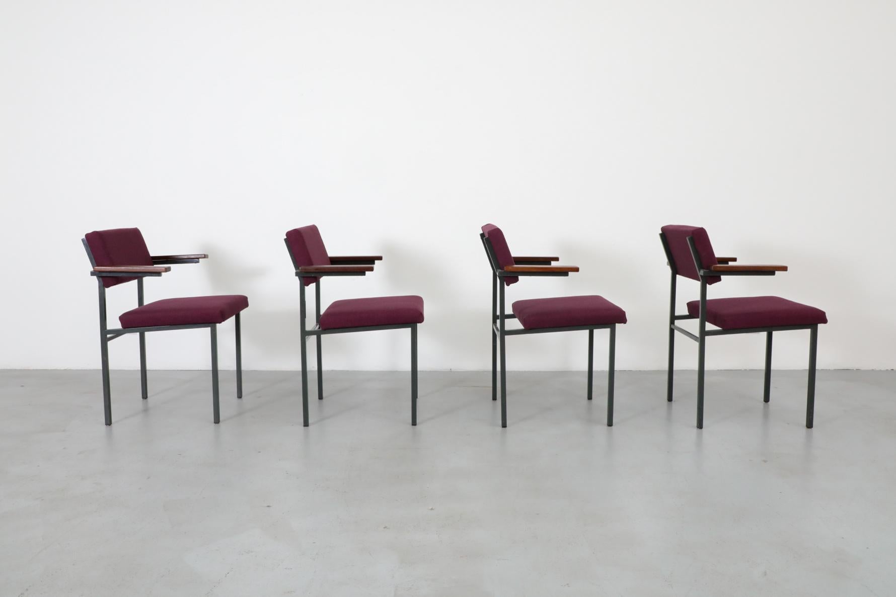 XX secolo Set di quattro poltrone imbottite viola in stile Martin Visser con braccioli in teak in vendita