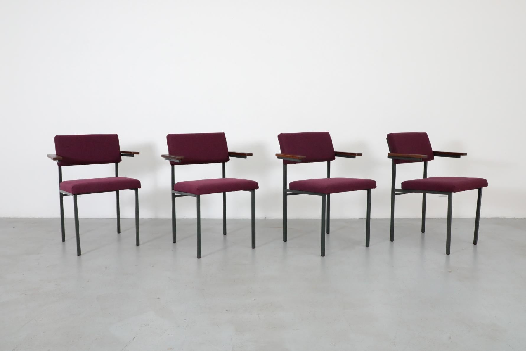 Metallo Set di quattro poltrone imbottite viola in stile Martin Visser con braccioli in teak in vendita