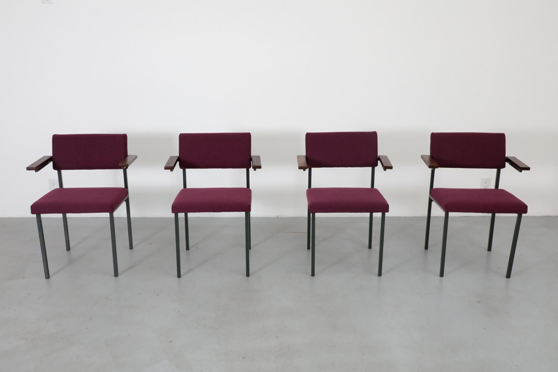 Set di quattro poltrone imbottite viola in stile Martin Visser con braccioli in teak in vendita 1