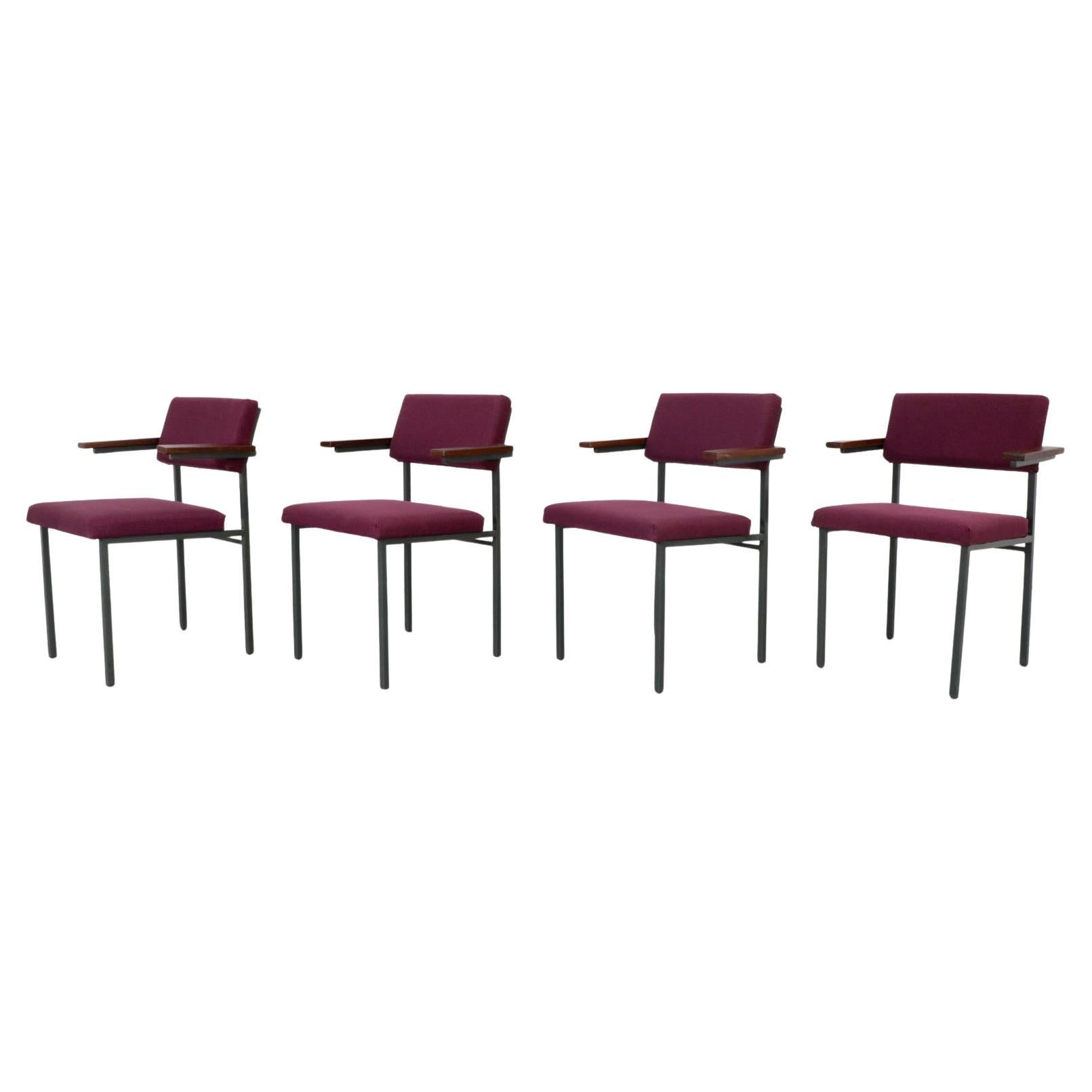 Set di quattro poltrone imbottite viola in stile Martin Visser con braccioli in teak in vendita