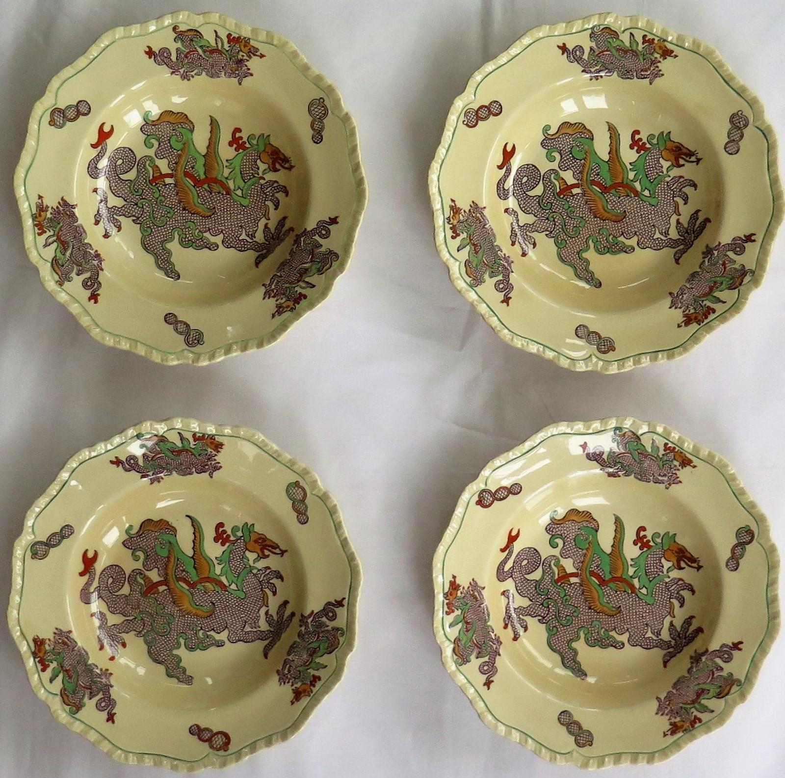 Voici un bel ensemble de QUATRE bols ou assiettes creuses de Mason's Ironstone, Angleterre, dans le motif du dragon chinois, datant de la fin du 19e siècle, vers 1900.

Les assiettes ou les bols sont de forme circulaire avec un bord moulé