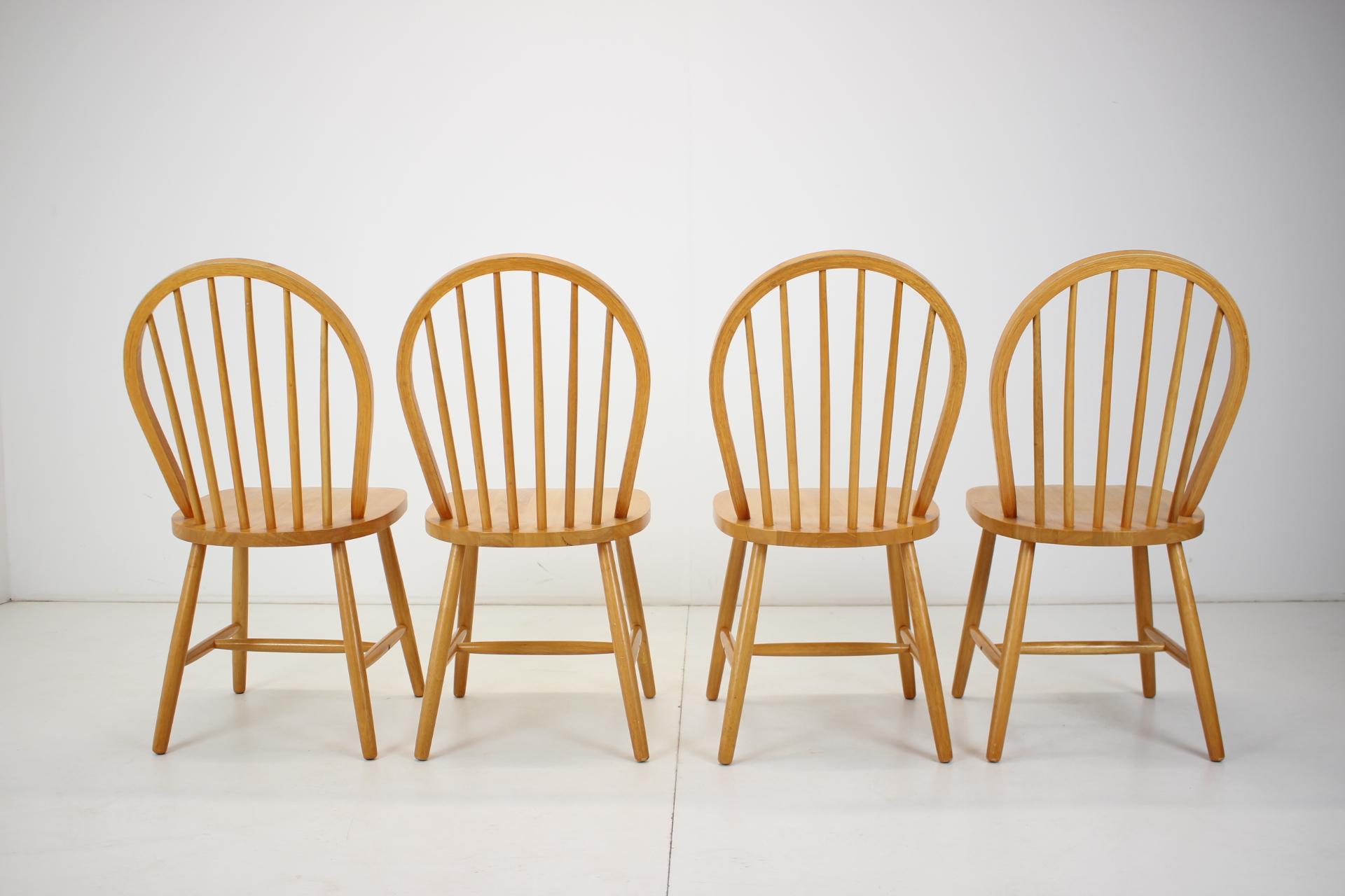 Satz von vier massiven Esszimmerstühlen entworfen von Luciano Ercolani für Ercol, 1970er Jahre im Zustand „Gut“ im Angebot in Praha, CZ