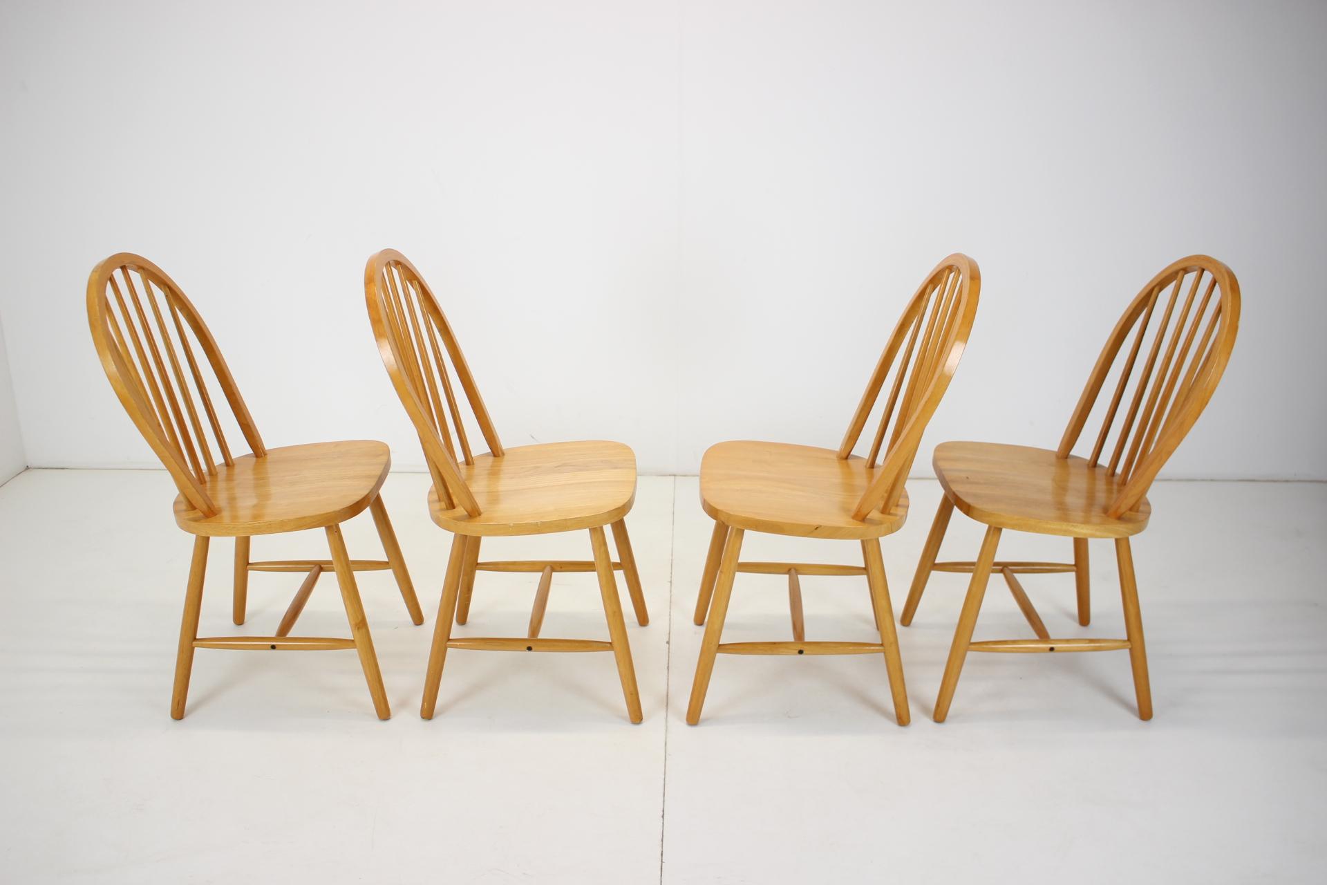 Satz von vier massiven Esszimmerstühlen entworfen von Luciano Ercolani für Ercol, 1970er Jahre (Ende des 20. Jahrhunderts) im Angebot