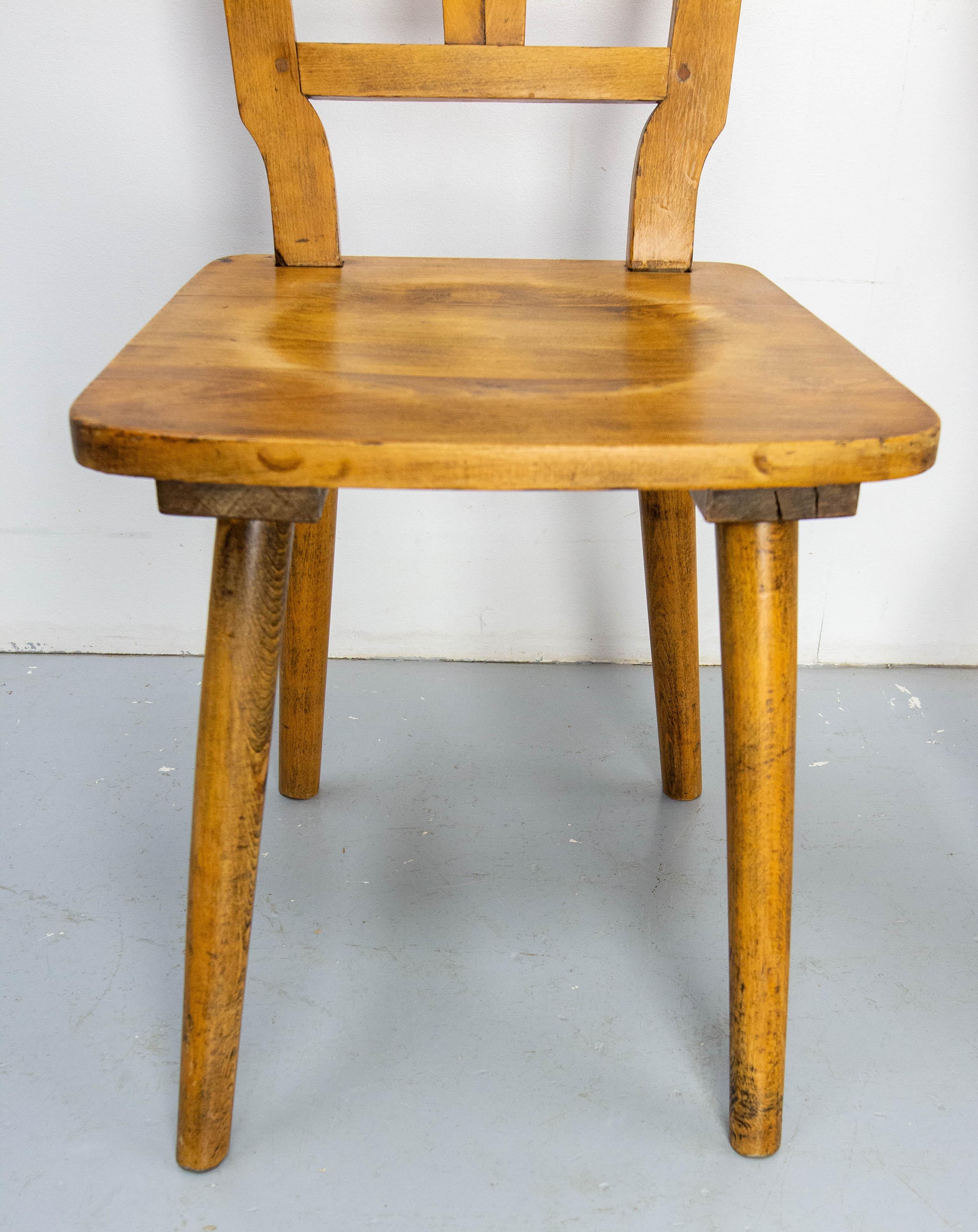 Set di quattro sedie massicce in Oak con stemmi di caccia Francia, metà del XX secolo in vendita 4
