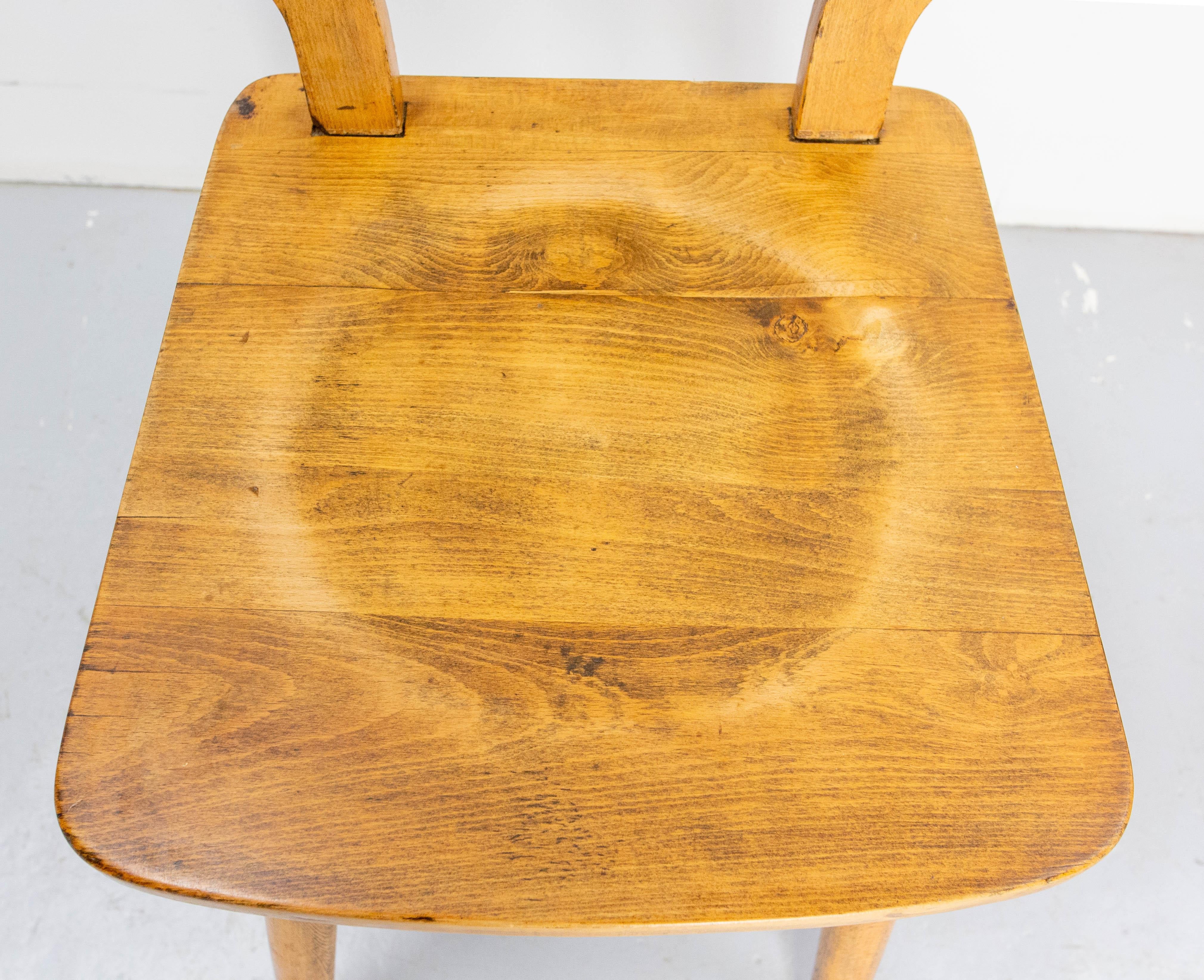 Set di quattro sedie massicce in Oak con stemmi di caccia Francia, metà del XX secolo in vendita 5