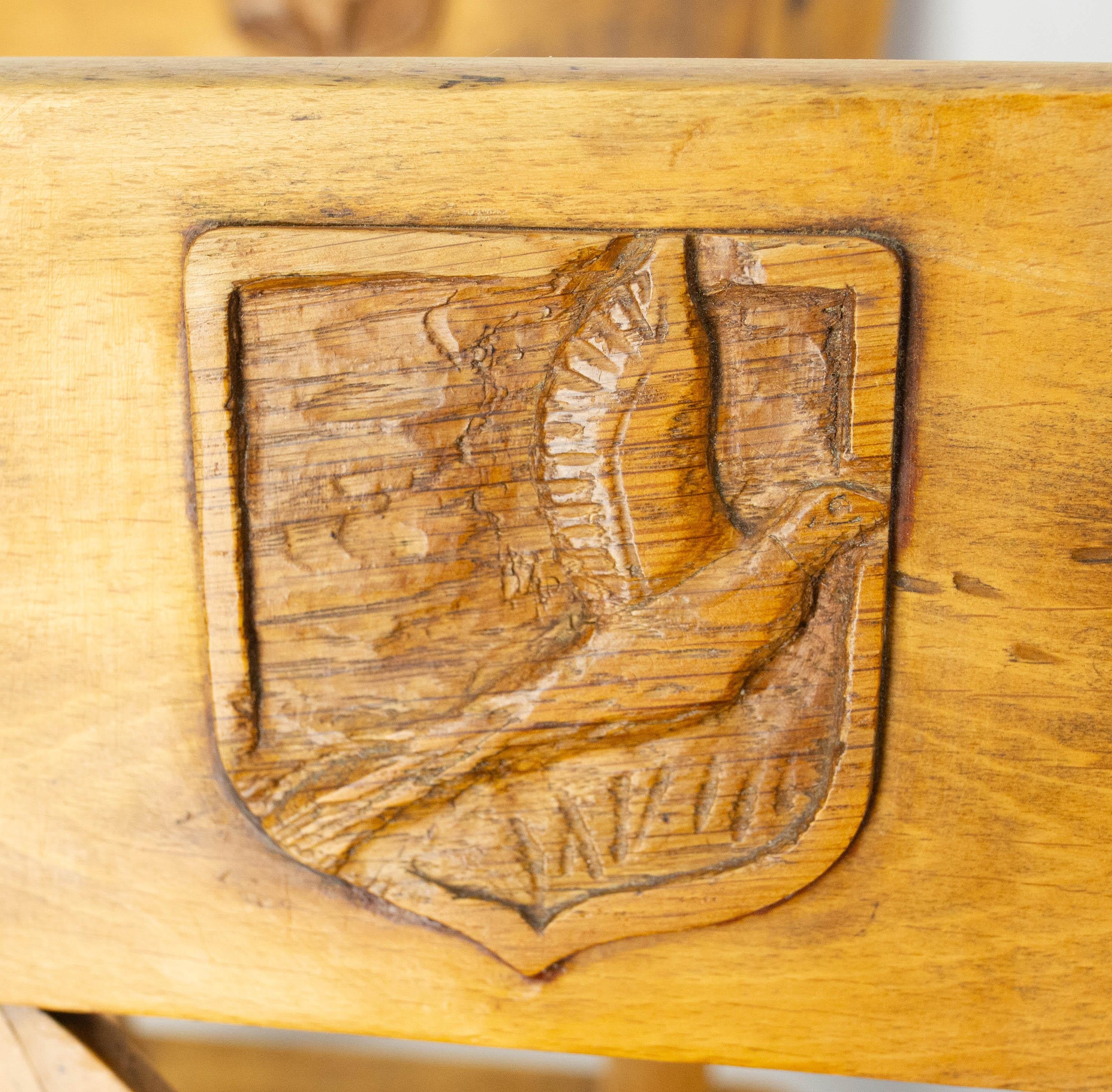 Set di quattro sedie massicce in Oak con stemmi di caccia Francia, metà del XX secolo in vendita 6