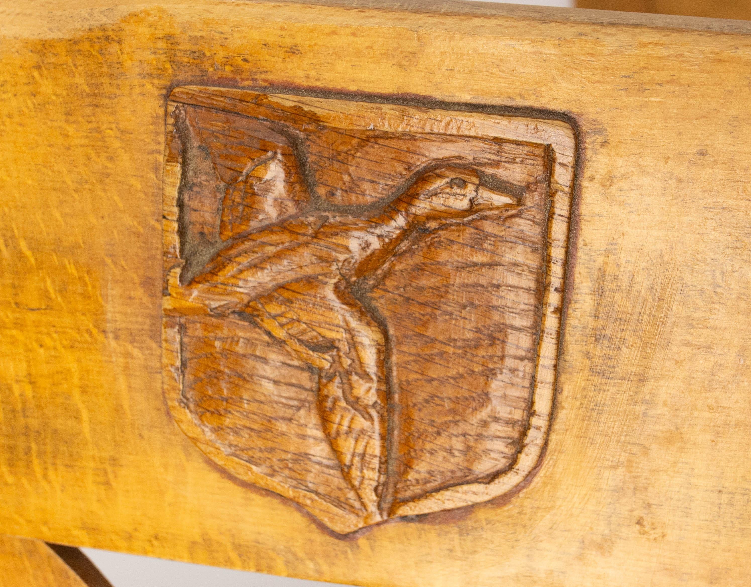 Set di quattro sedie massicce in Oak con stemmi di caccia Francia, metà del XX secolo in vendita 7