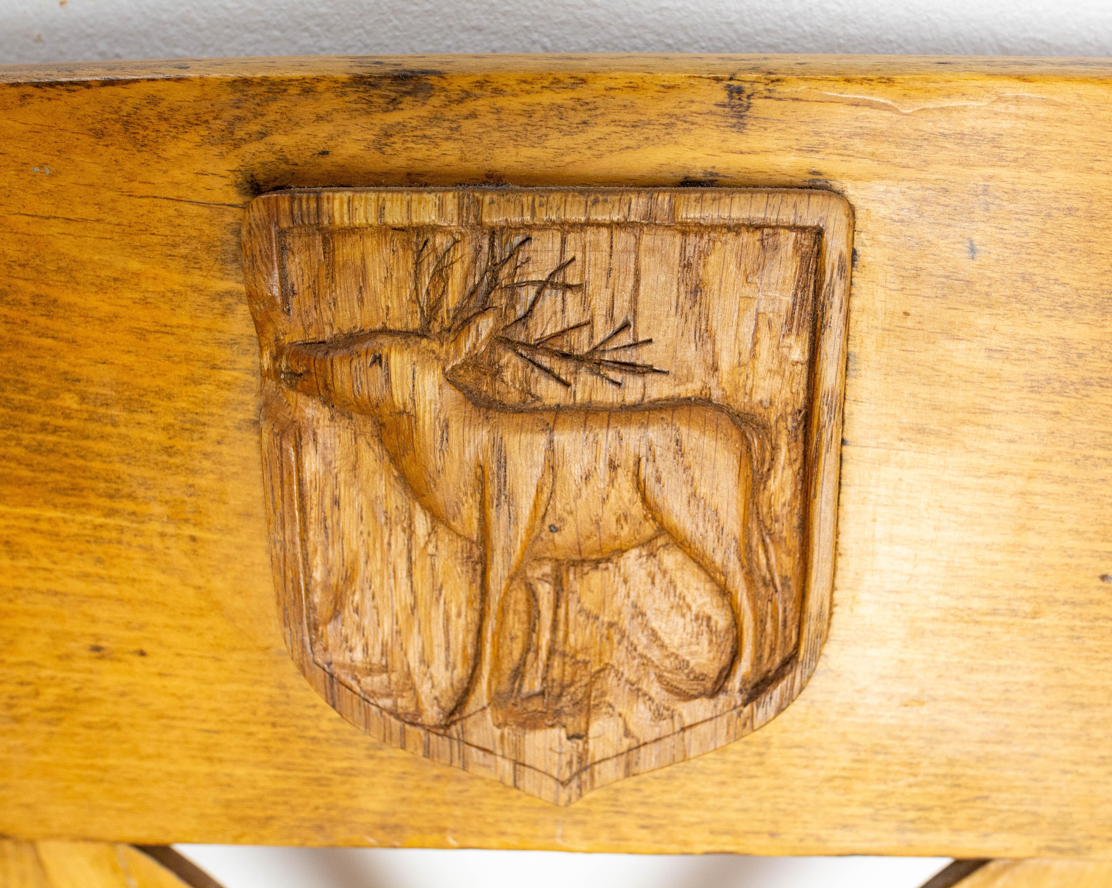 Set di quattro sedie massicce in Oak con stemmi di caccia Francia, metà del XX secolo in vendita 8