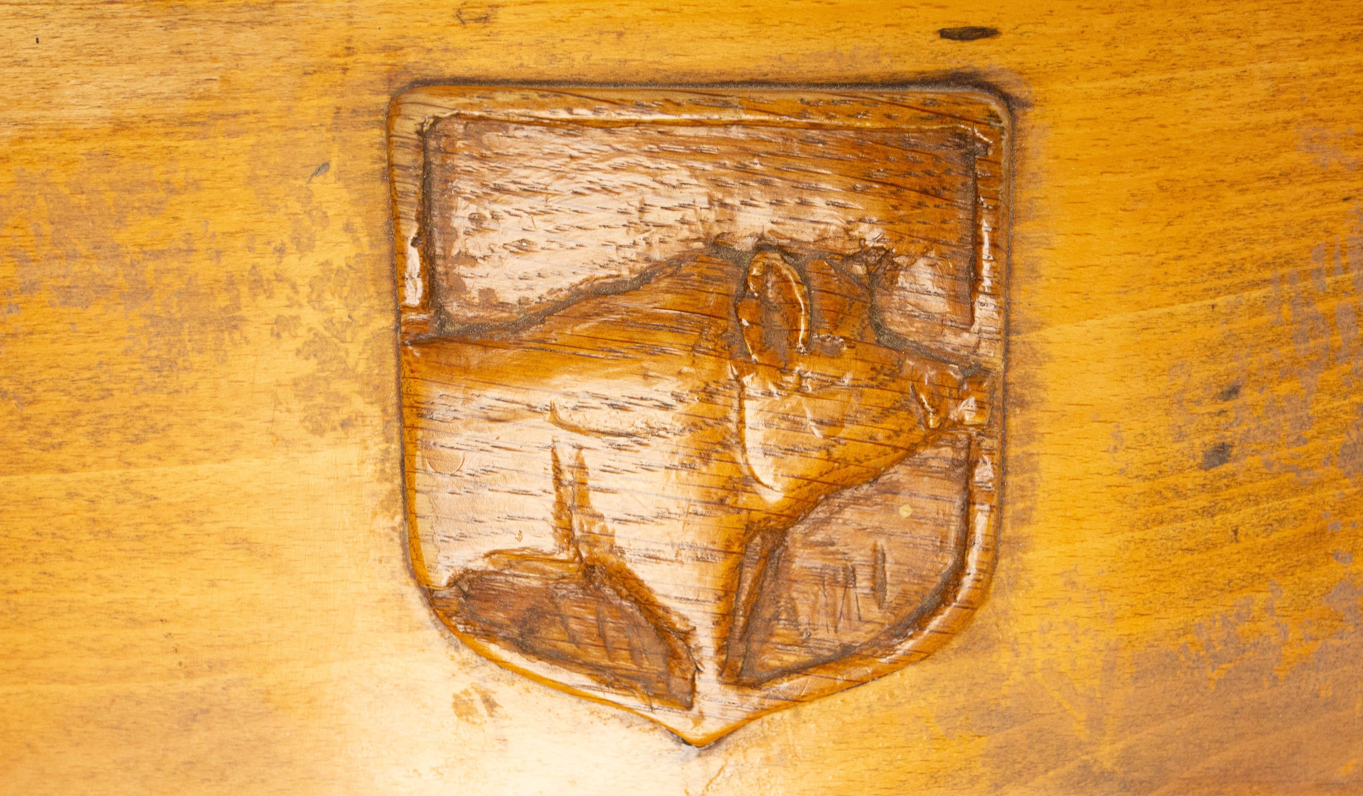 Set di quattro sedie massicce in Oak con stemmi di caccia Francia, metà del XX secolo in vendita 9
