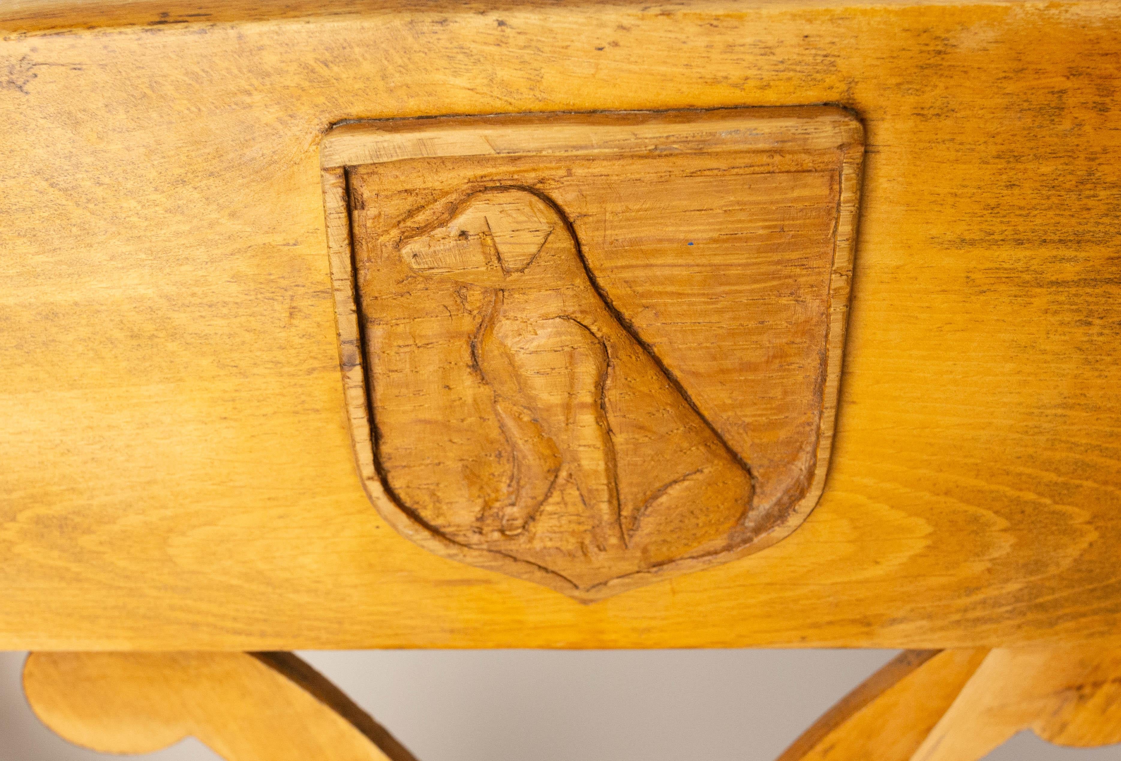Set di quattro sedie massicce in Oak con stemmi di caccia Francia, metà del XX secolo in vendita 10