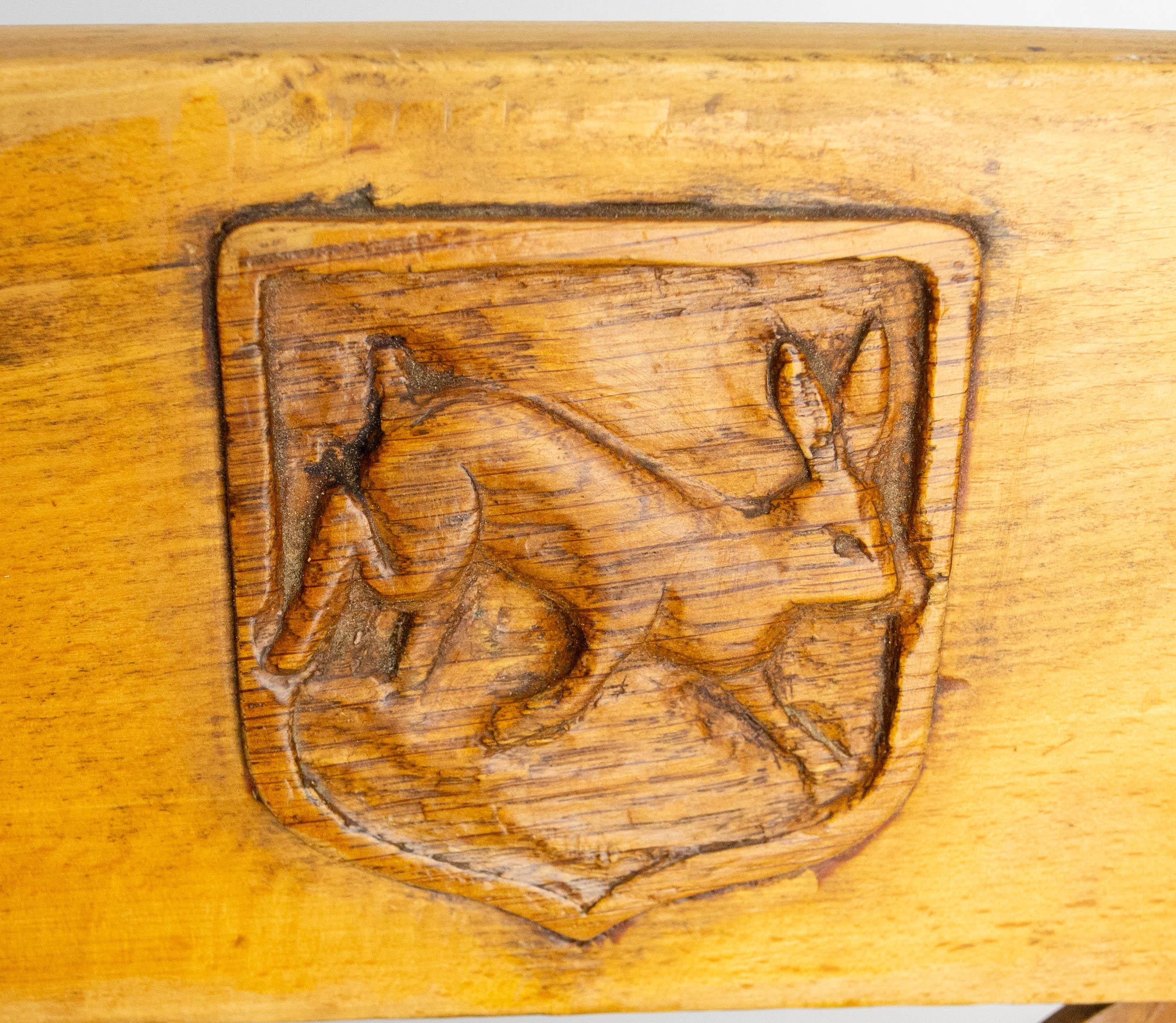 Set di quattro sedie massicce in Oak con stemmi di caccia Francia, metà del XX secolo in vendita 11