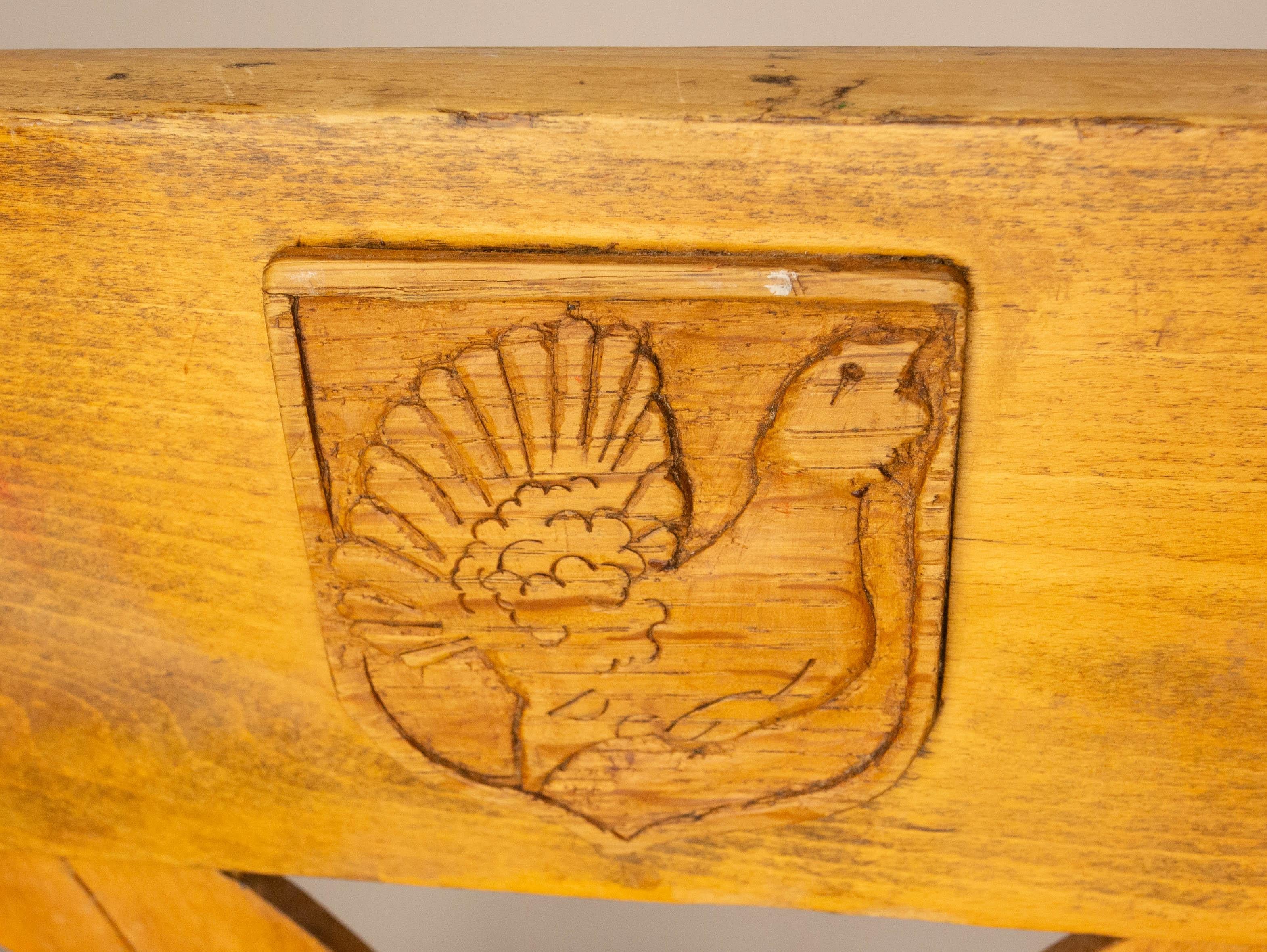 Set di quattro sedie massicce in Oak con stemmi di caccia Francia, metà del XX secolo in vendita 12