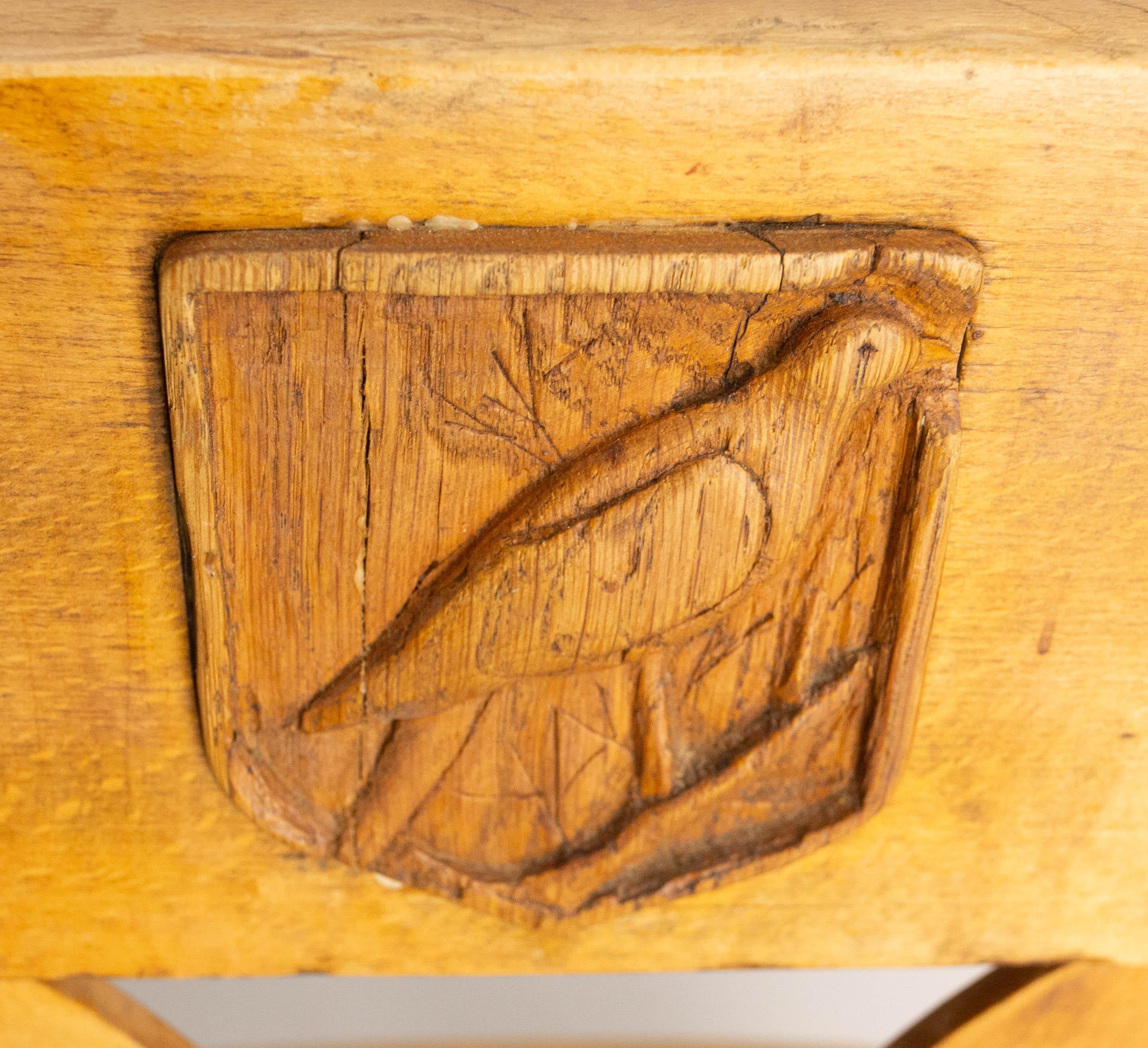 Set di quattro sedie massicce in Oak con stemmi di caccia Francia, metà del XX secolo in vendita 13