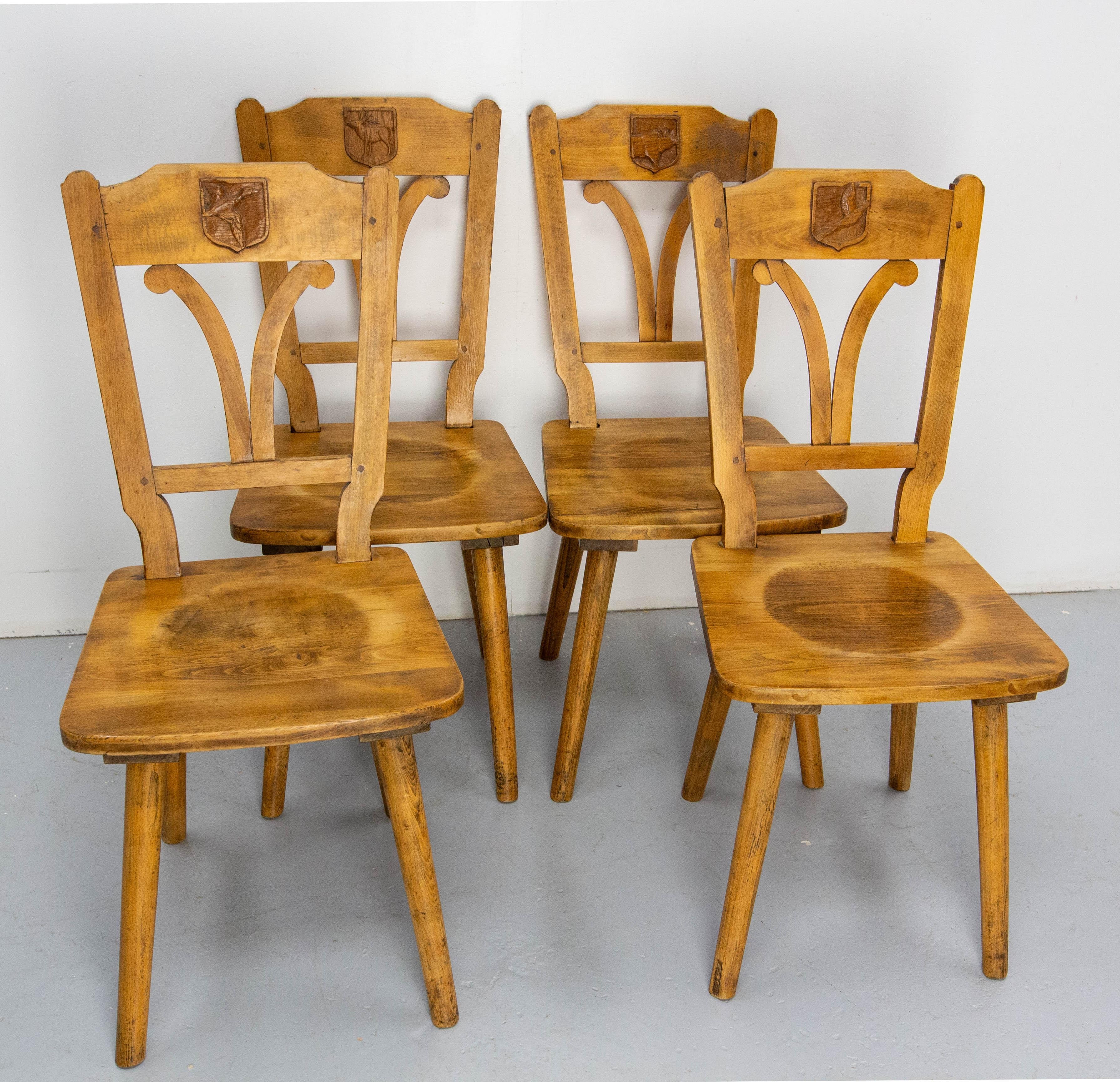 Mid-Century moderno Set di quattro sedie massicce in Oak con stemmi di caccia Francia, metà del XX secolo in vendita