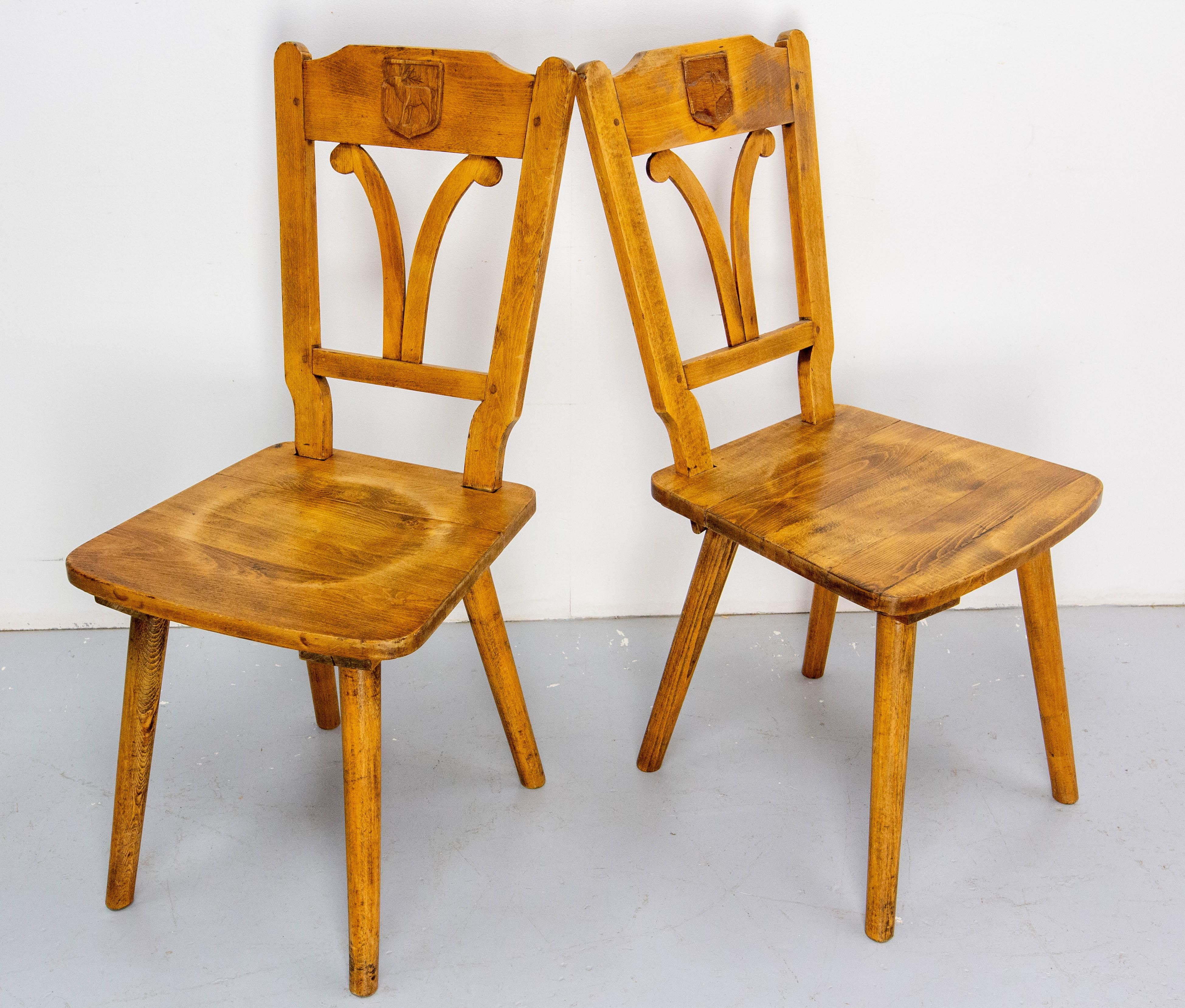 Francese Set di quattro sedie massicce in Oak con stemmi di caccia Francia, metà del XX secolo in vendita